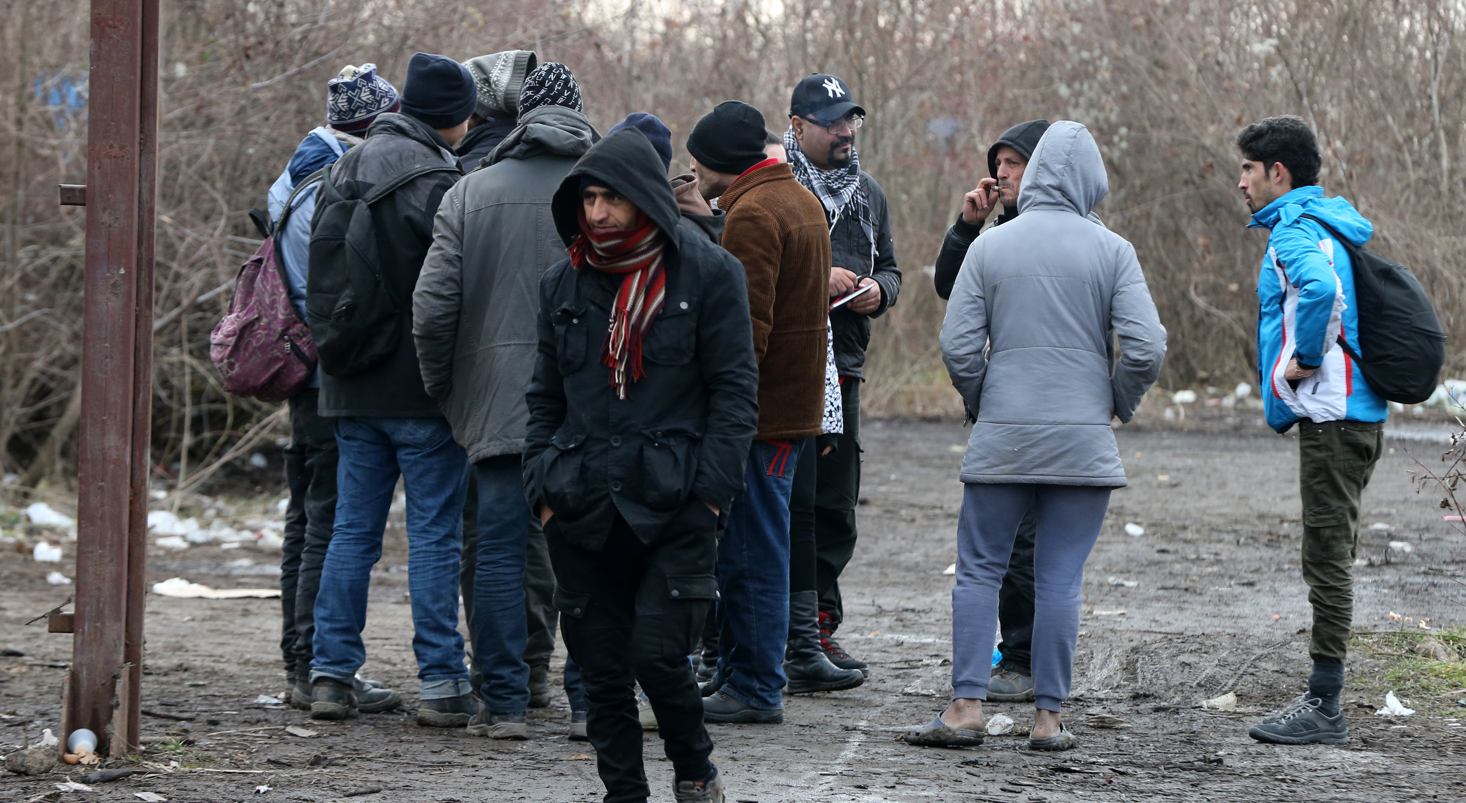 epa06404105 Migrants gather in an abandoned warehouse near the border with Croatia in Adasevac, Serbia, 23 December 2017. About one hundred of the migrants are taking refuge in the abandoned warehouse 120 km from Belgrade.  EPA-EFE/KOCA SULEJMANOVIC