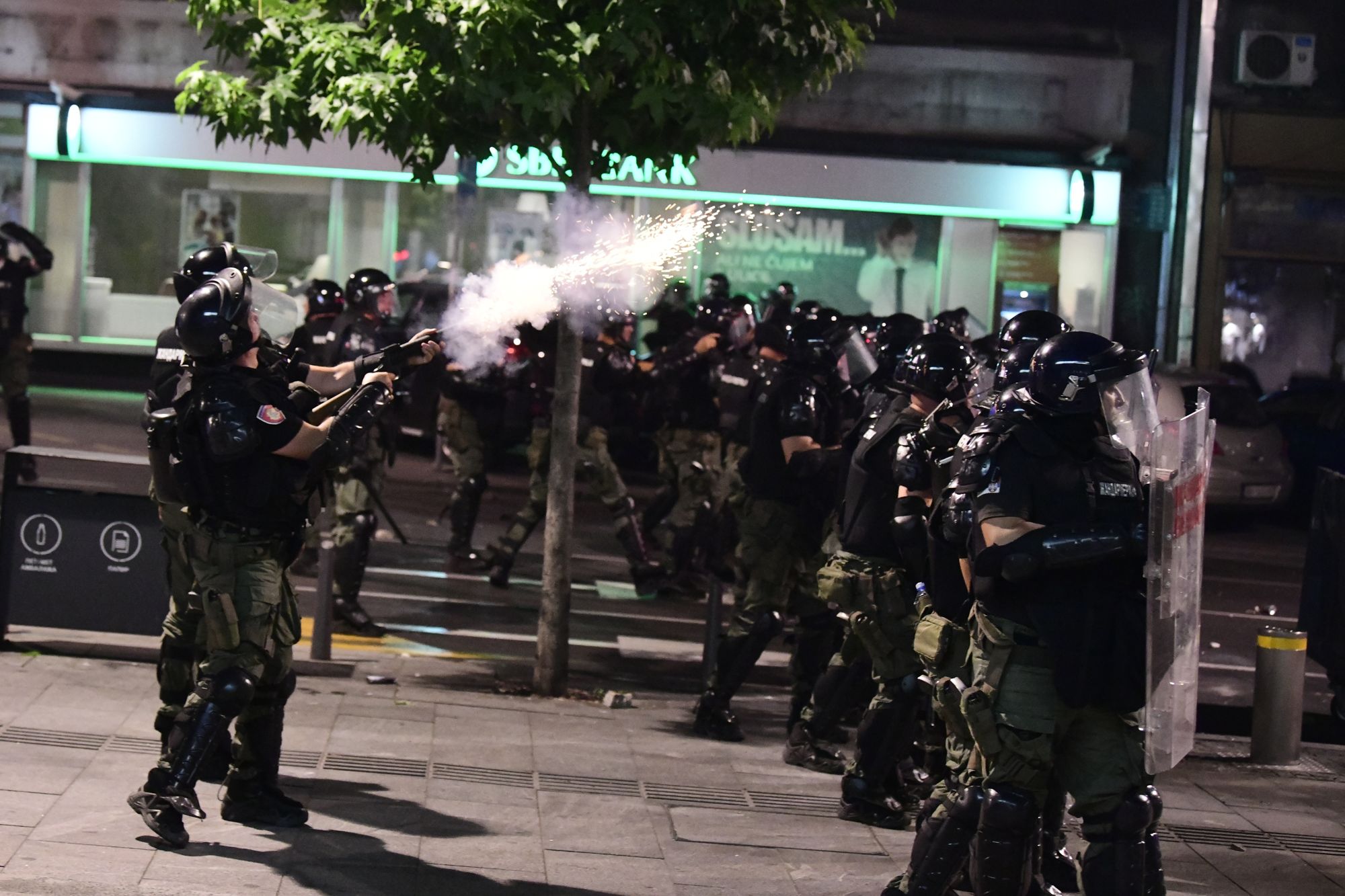 Beograd 08.07.2020. Protest, drugi dan demonstracija, haos, suzavac, paljenje, povređeni, policija Foto: Goran Srdanov/Nova.rs