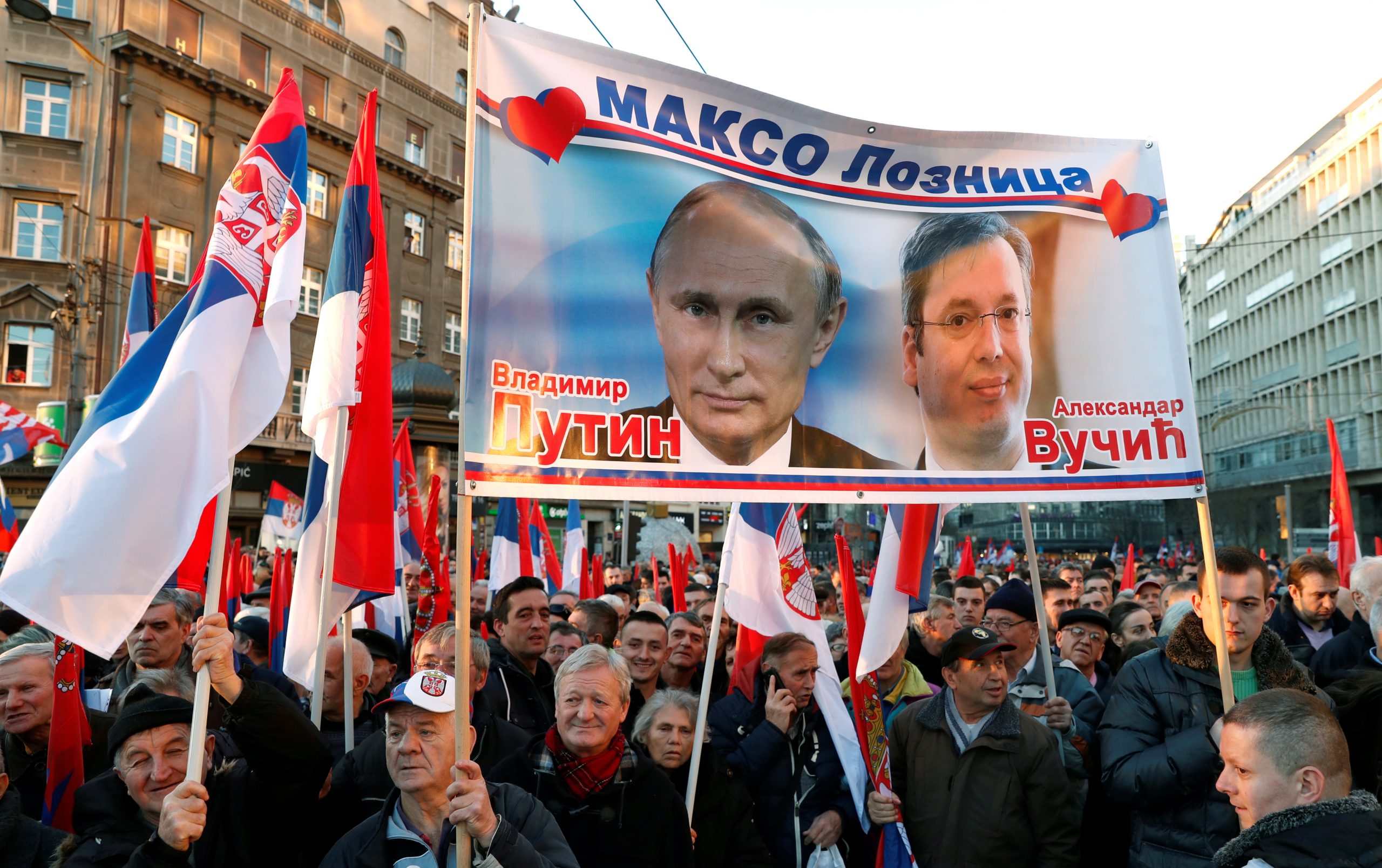 Supporters of Serbian President Aleksandar Vucic and Russian President Vladimir Putin walk towards St Sava temple in Belgrade, Serbia, January 17, 2019. REUTERS/Bernadett Szabo - RC1D0B488310