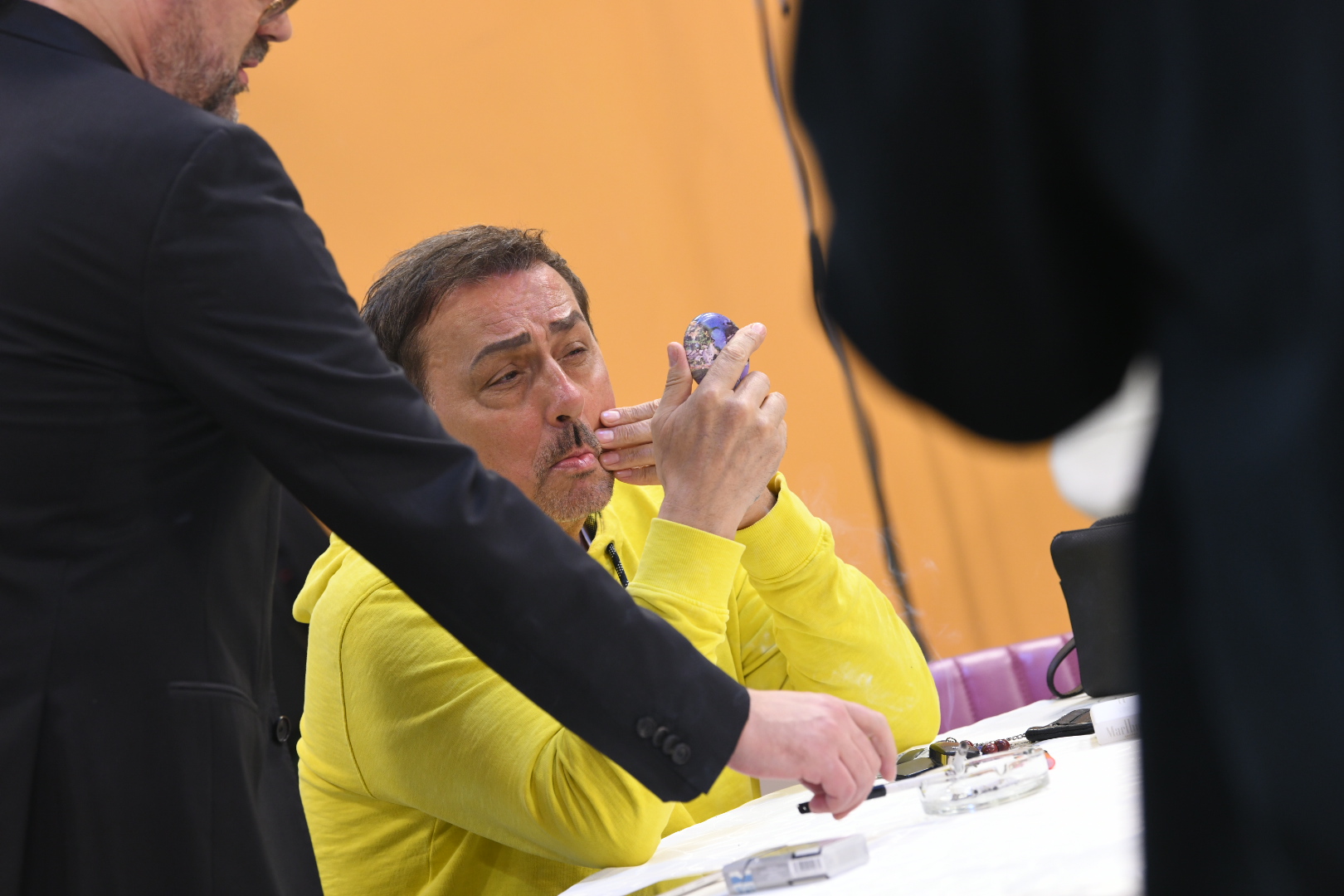 Beograd 17.05.2020. Dragan Kojić Keba, ogledalo, ogledalce, šminka. Snimanje emisije Zvezde Granda, Grand produkcija, dolazak u studio Foto: Vesna Lalić/Nova.rs