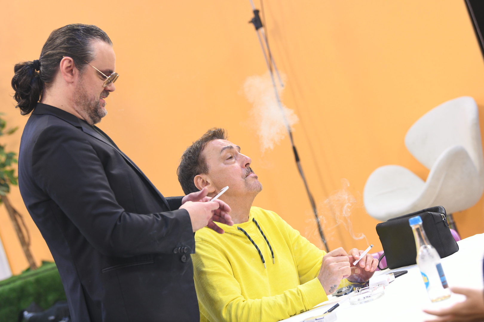 Beograd 17.05.2020. Željko Šašić, Dragan Kojić Keba, cigara, cigareta, puši, pušenje. Snimanje emisije Zvezde Granda, Grand produkcija, dolazak u studio Foto: Vesna Lalić/Nova.rs