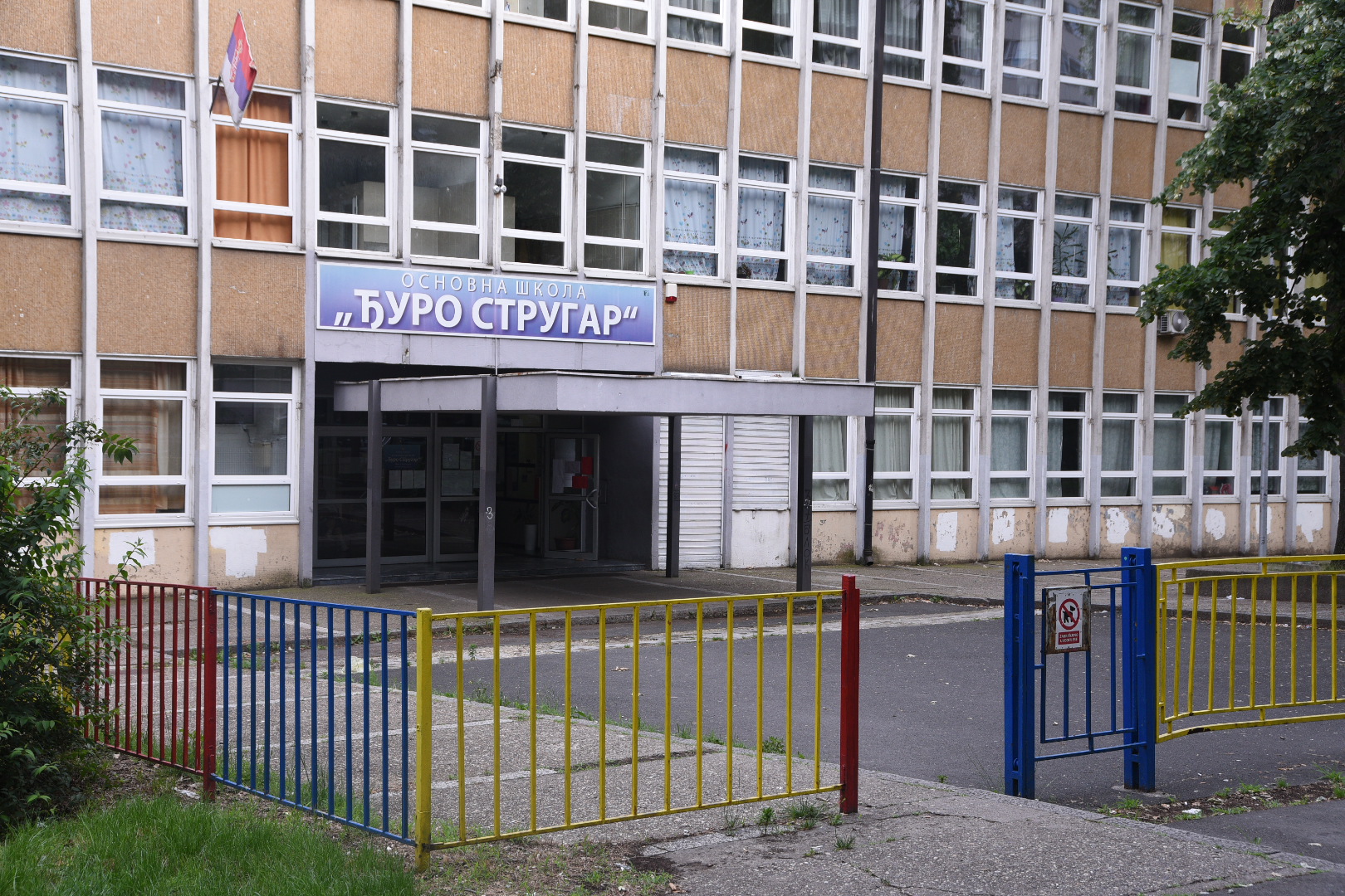 Beograd, 15.06.2020. Osnovna škola Đuro Strugar, protest roditelja Foto: Dragan Mujan/Nova.rs