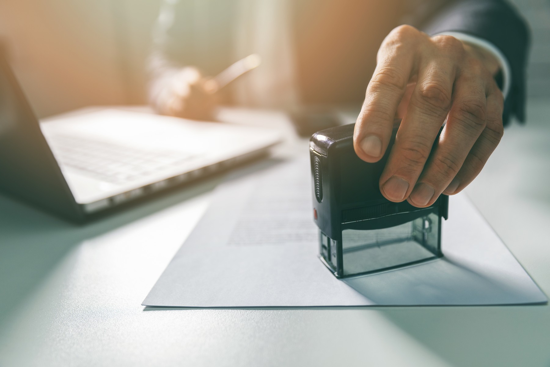 Javni beležnik, notar, ilustracija
businessman put a stamp on business contract in office, Image: 482407138, License: Royalty-free, Restrictions: , Model Release: no, Credit line: Ronalds Stikans / Panthermedia / Profimedia