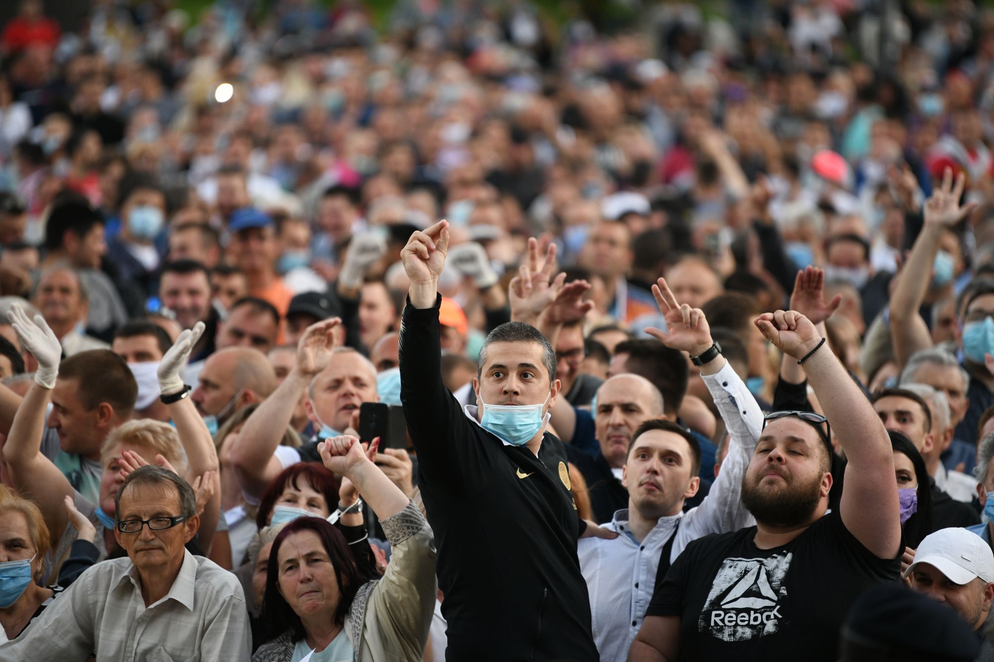 Beograd 11.05.2020. Okupljanje ispred skupštine Srbije, simpatizeri Srpske napredne stranke, SNS, policija, žandarmerija  protest Foto:Filip Krainčanić/Nova.rs