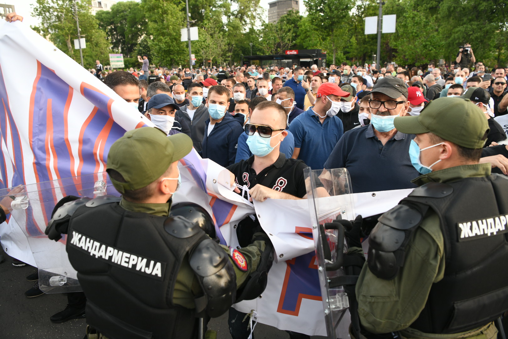 Beograd 11.05.2020. Okupljanje ispred skupštine Srbije, simpatizeri Srpske napredne stranke, SNS, policija, žandarmerija protest Foto:Vesna Lalić/Nova.rs