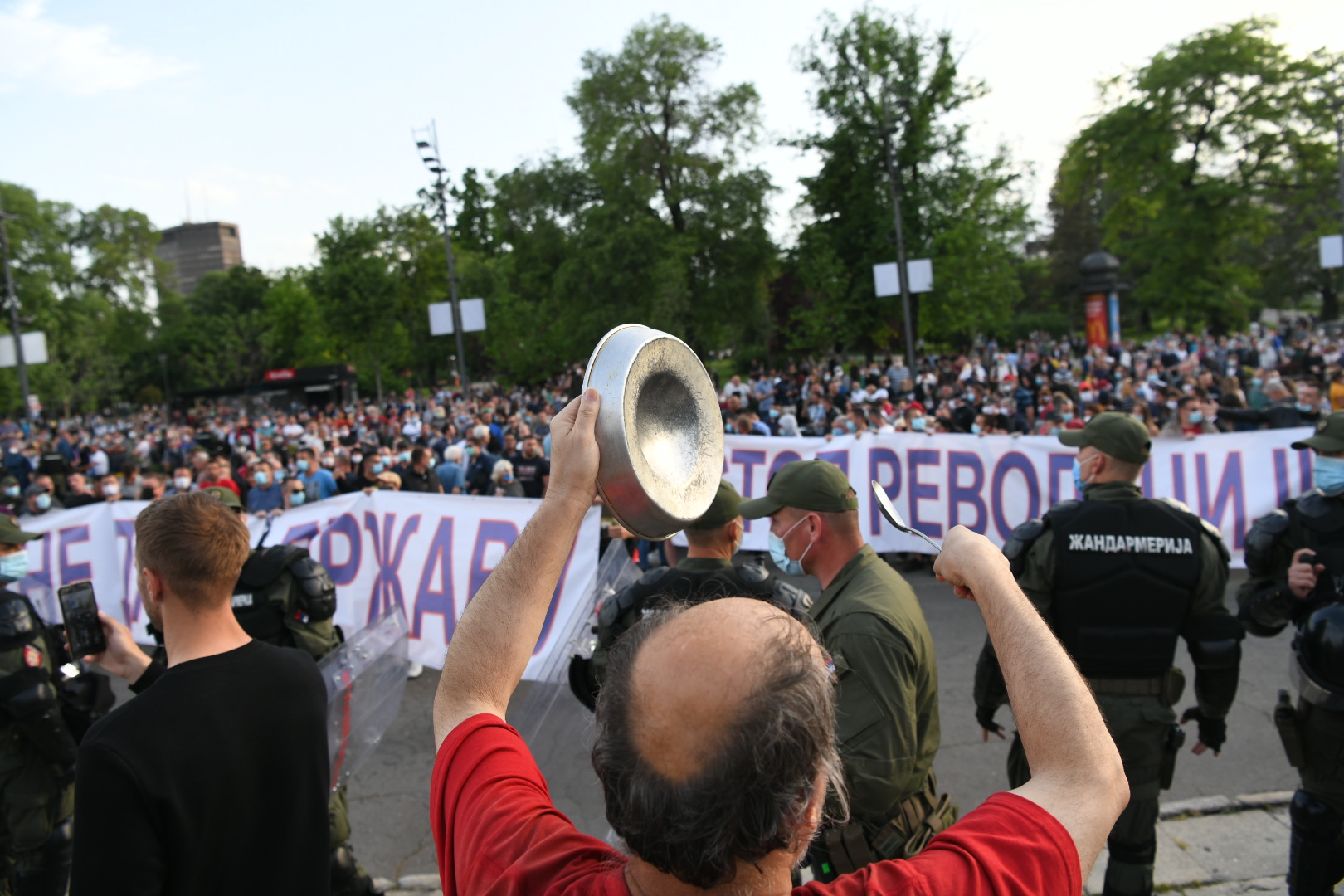 Beograd 11.05.2020. Okupljanje ispred skupštine Srbije, simpatizeri Srpske napredne stranke, SNS, policija, žandarmerija protest Foto:Vesna Lalić/Nova.rs