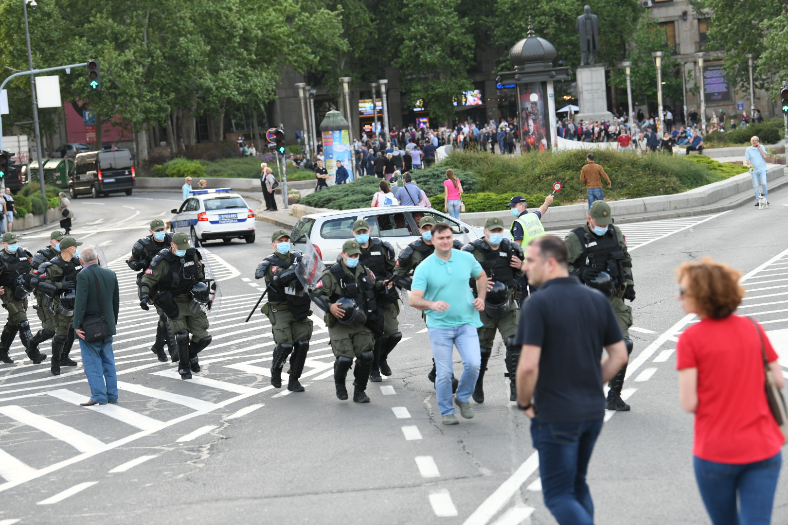 Beograd 11.05.2020. Okupljanje ispred skupštine Srbije, simpatizeri Srpske napredne stranke, SNS, policija, žandarmerija protest Foto:Vesna Lalić/Nova.rs