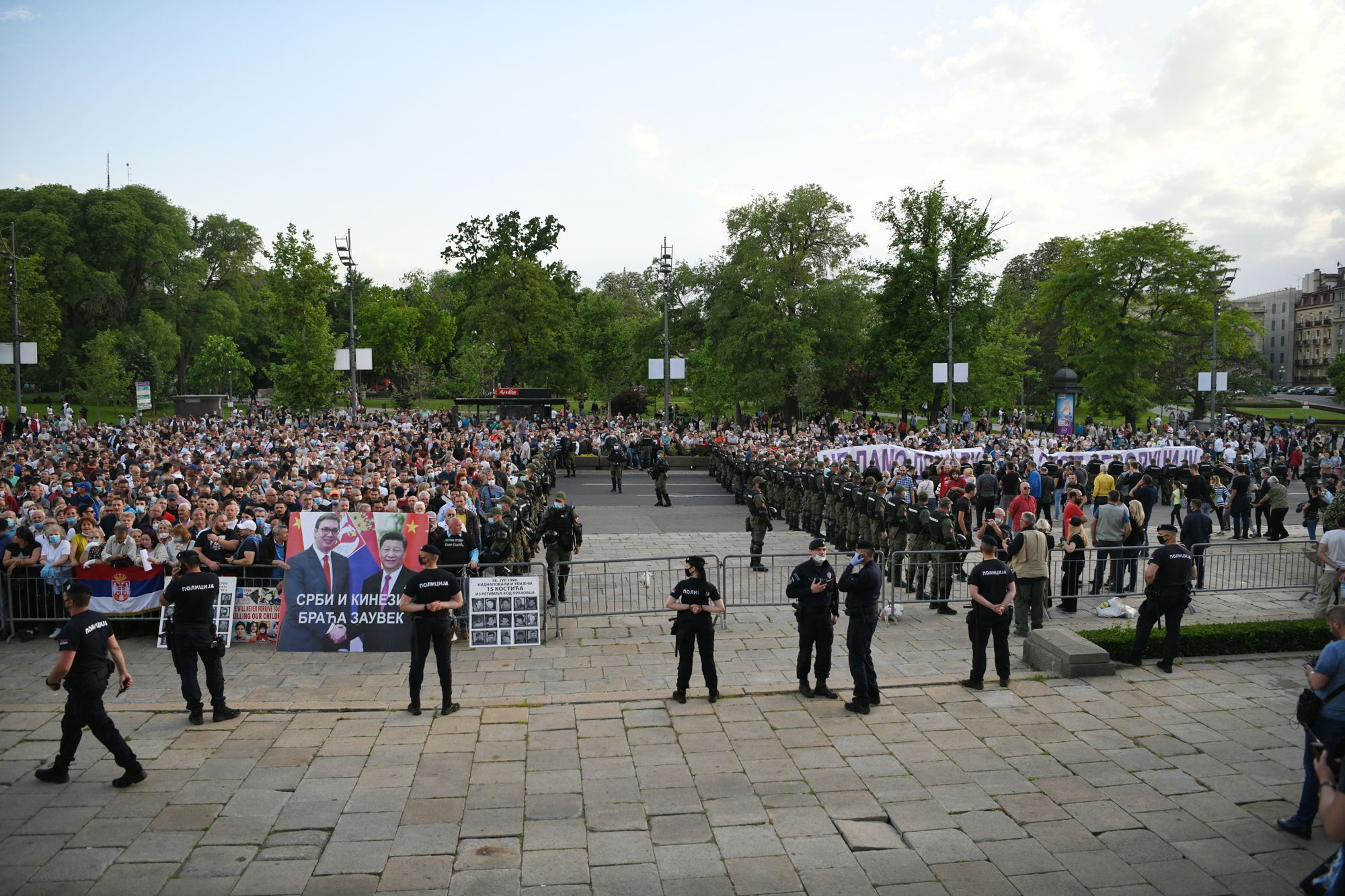 Beograd 11.05.2020. Okupljanje ispred skupštine Srbije, simpatizeri Srpske napredne stranke, SNS, policija, žandarmerija protest Foto:Vesna Lalić/Nova.rs
