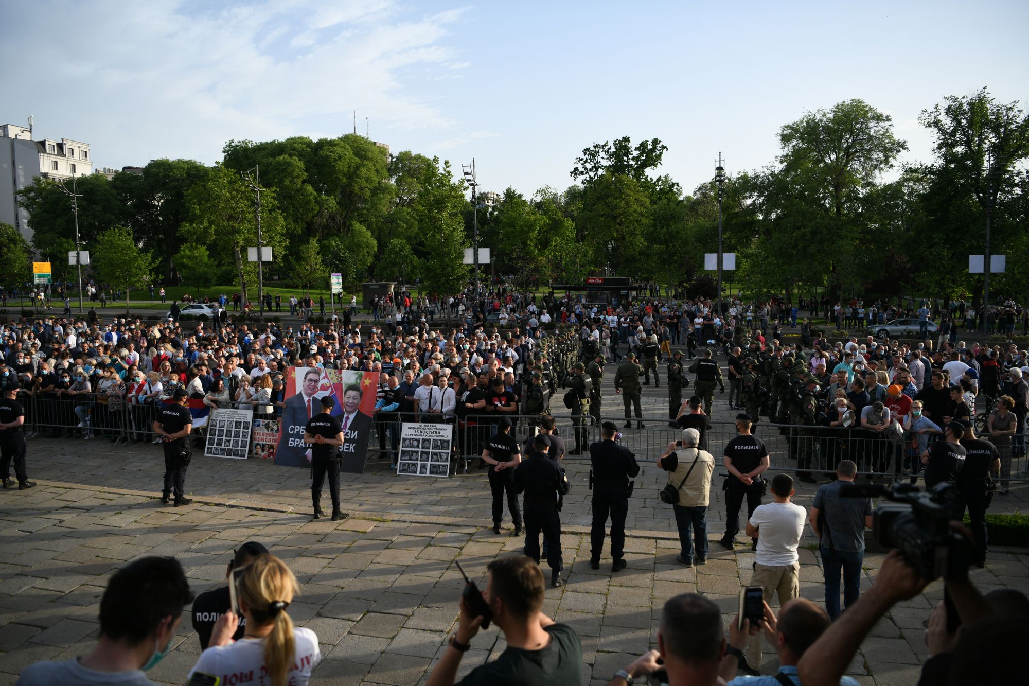 Beograd 11.05.2020. Okupljanje ispred skupštine Srbije, simpatizeri Srpske napredne stranke, SNS, policija, žandarmerija Foto:Filip Krainčanić/Nova.rs