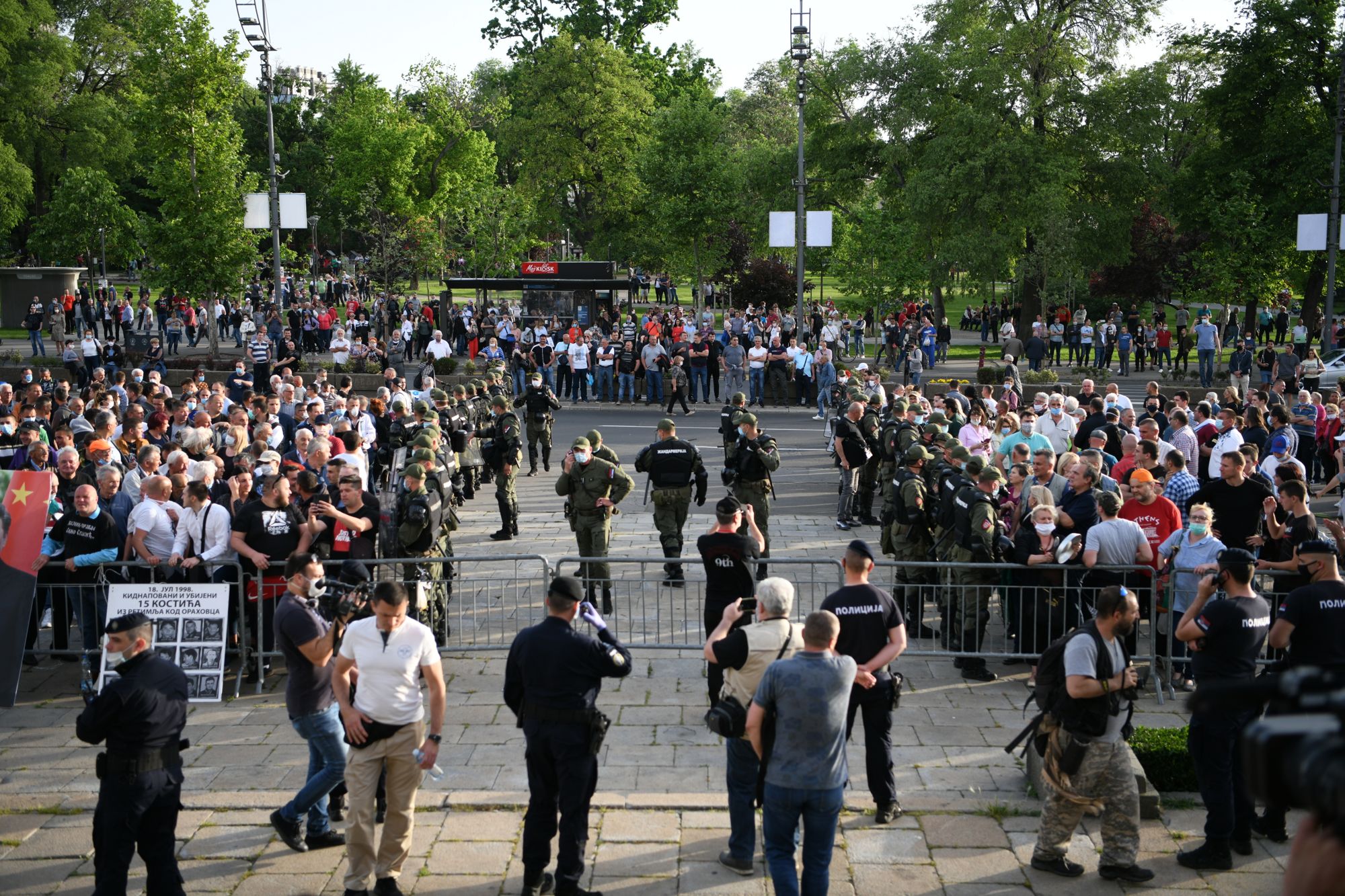 Beograd 11.05.2020. Okupljanje ispred skupštine Srbije, simpatizeri Srpske napredne stranke, SNS, policija, žandarmerija Foto:Filip Krainčanić/Nova.rs