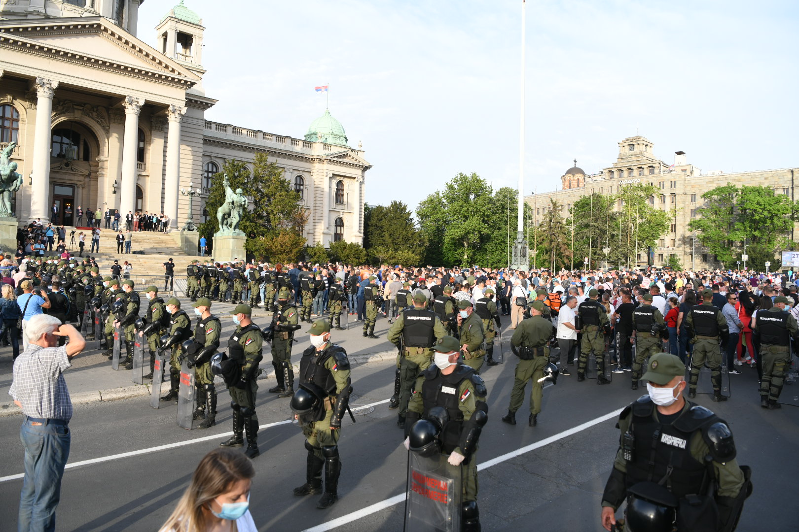 Beograd 11.05.2020. Okupljanje ispred skupštine Srbije, simpatizeri Srpske napredne stranke, SNS, policija, žandarmerija Foto:Vesna Lalić/Nova.rs
