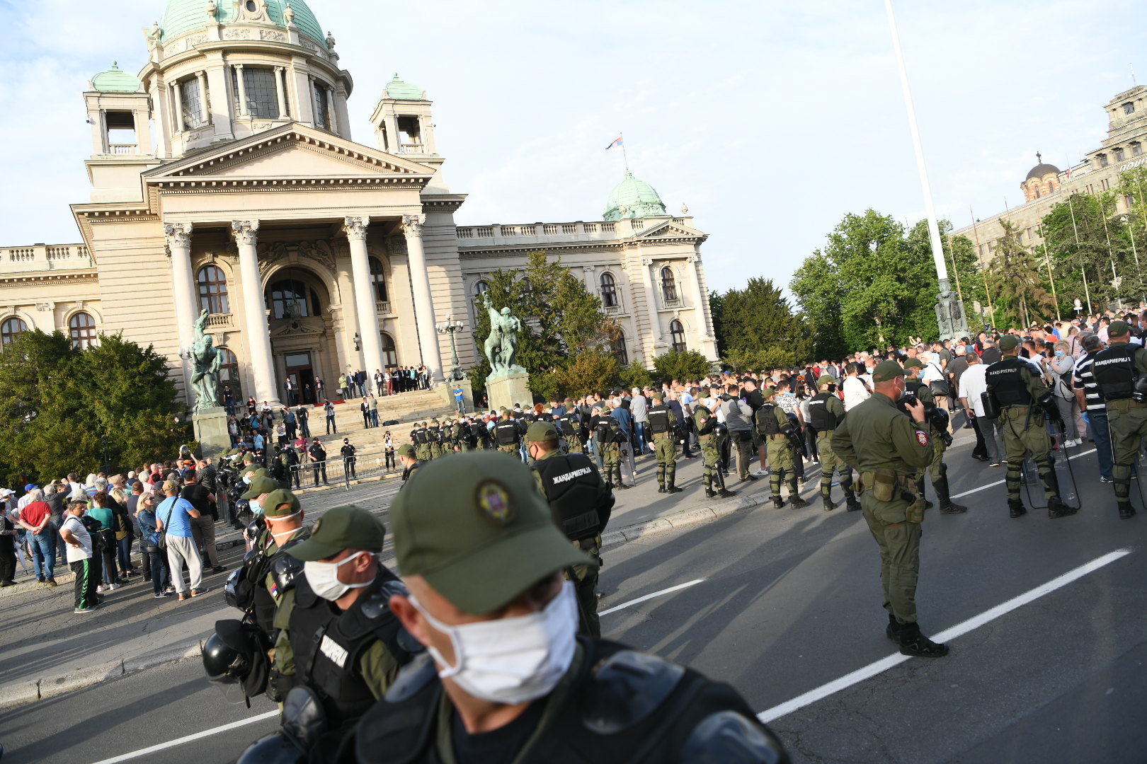 Beograd 11.05.2020. Okupljanje ispred skupštine Srbije, simpatizeri Srpske napredne stranke, SNS, policija, žandarmerija Foto:Vesna Lalić/Nova.rs