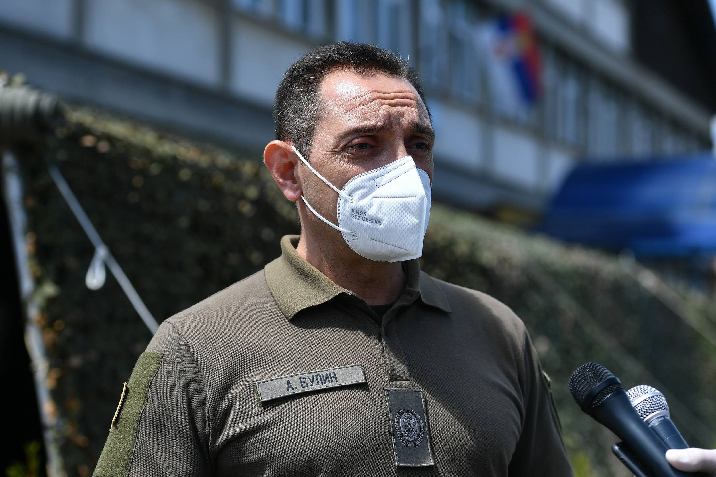 Sjenica, 08.07.2020. - Ministar odbrane Aleksandar Vulin obisao je danas u Sjenici pripadnike Uprave za vojno zdravstvo i jedinica ABHO Vojske Srbije koji su angazovani u tom gradu na pomoci u borbi protiv virusa Kovid 19.(