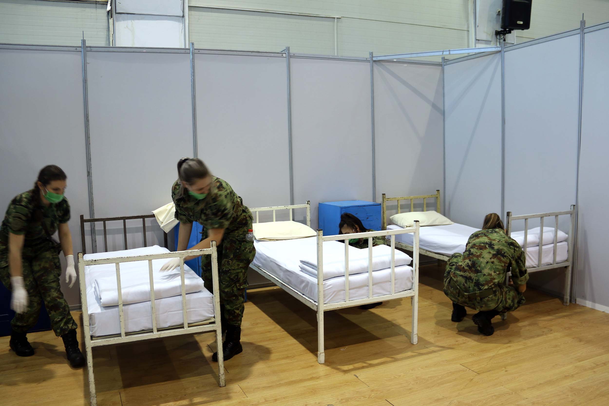 privremena bolnica u Kragujevcu u zgradi Šumadija sajma. Vojska je juče opremila bolnicu krevetima, dolazio je i Vulin. Iz Ministarstva odbrane su poslali saopoštenje, pošto nije bilo poziva za medije.