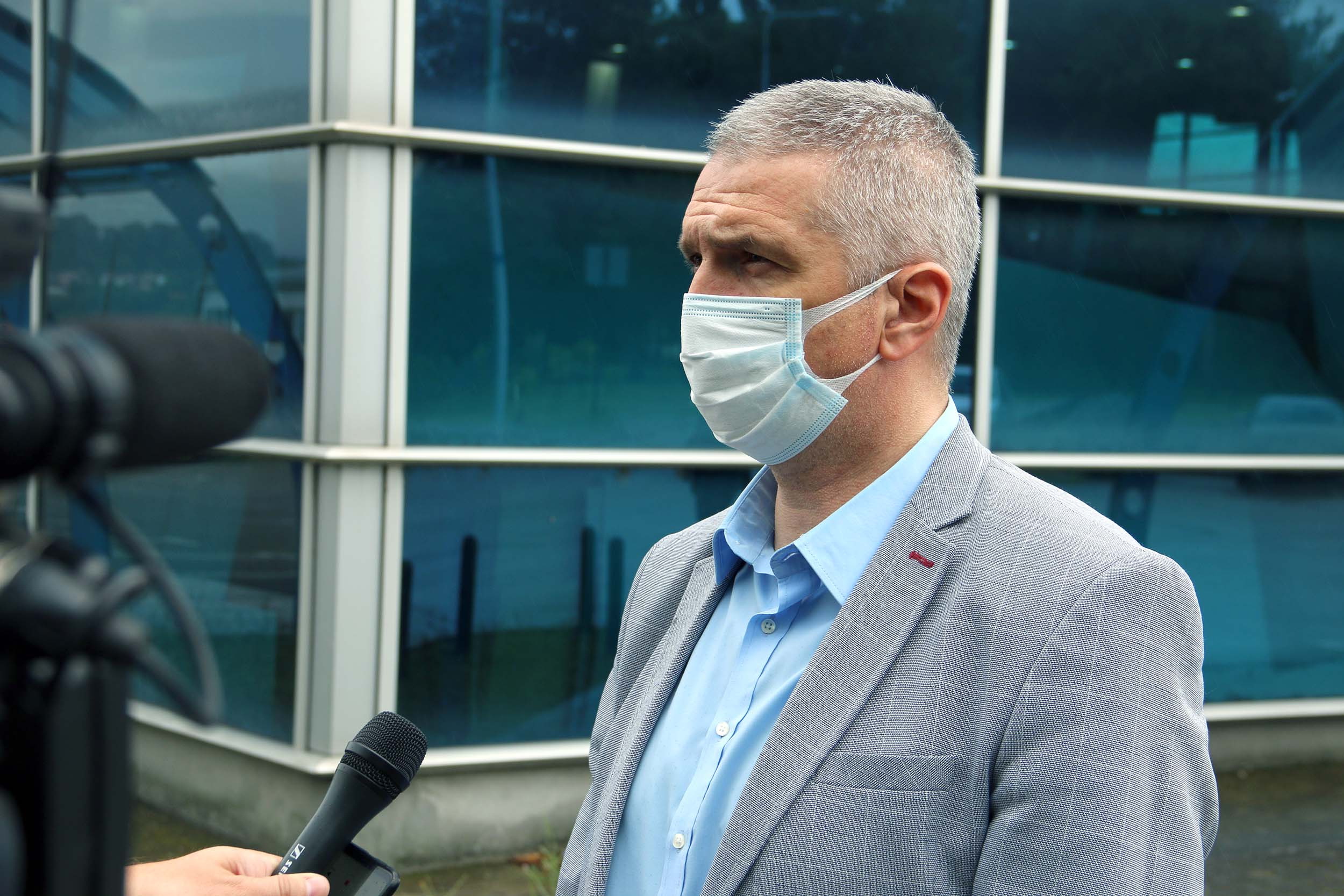 privremena bolnica u Kragujevcu u zgradi Šumadija sajma. Vojska je juče opremila bolnicu krevetima, dolazio je i Vulin. Iz Ministarstva odbrane su poslali saopoštenje, pošto nije bilo poziva za medije.