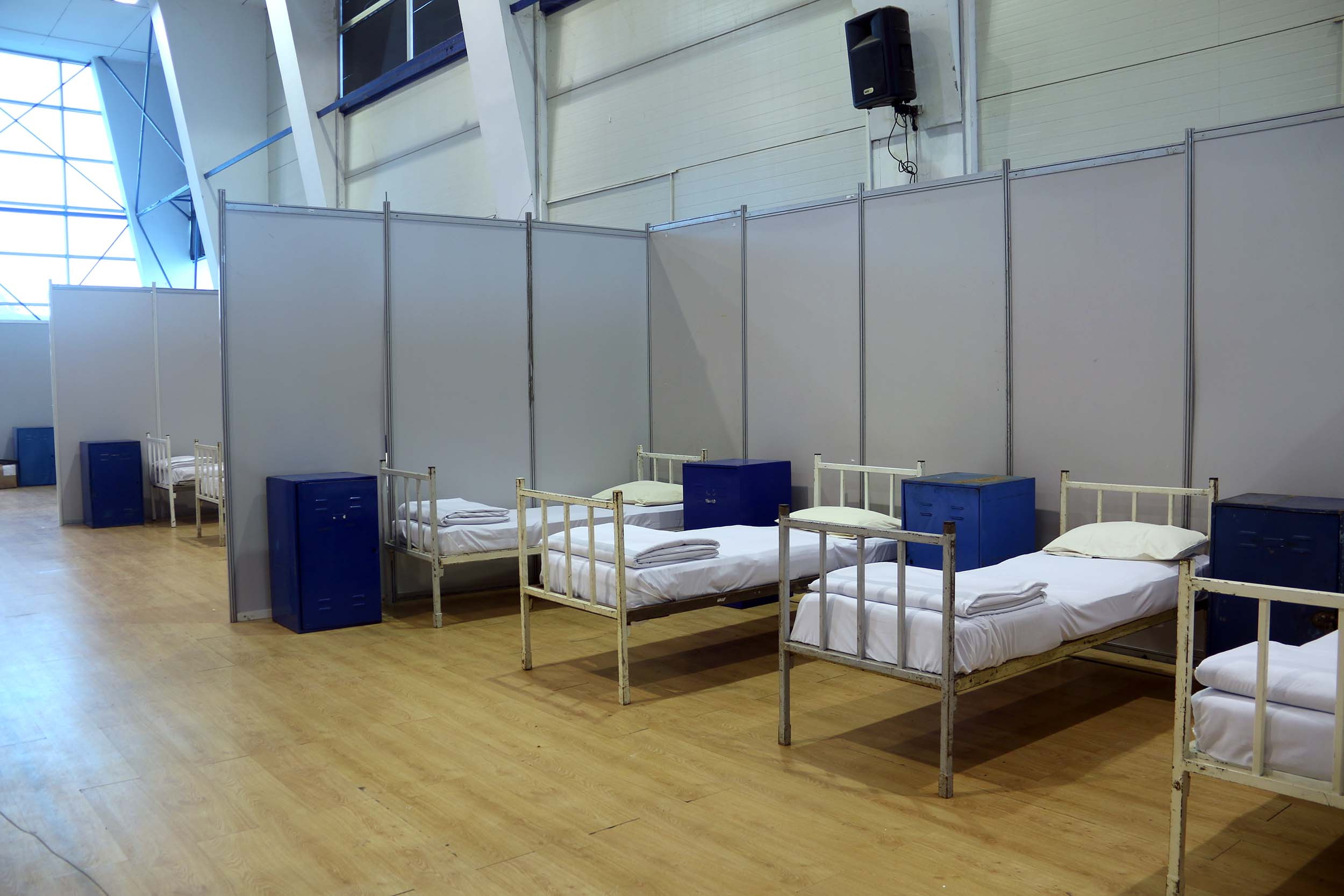 privremena bolnica u Kragujevcu u zgradi Šumadija sajma. Vojska je juče opremila bolnicu krevetima, dolazio je i Vulin. Iz Ministarstva odbrane su poslali saopoštenje, pošto nije bilo poziva za medije.