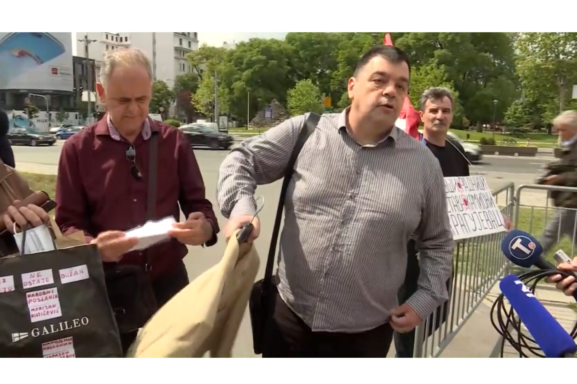 Predstavnici Pokreta za preokret doneli Rističeviću sako na poklon