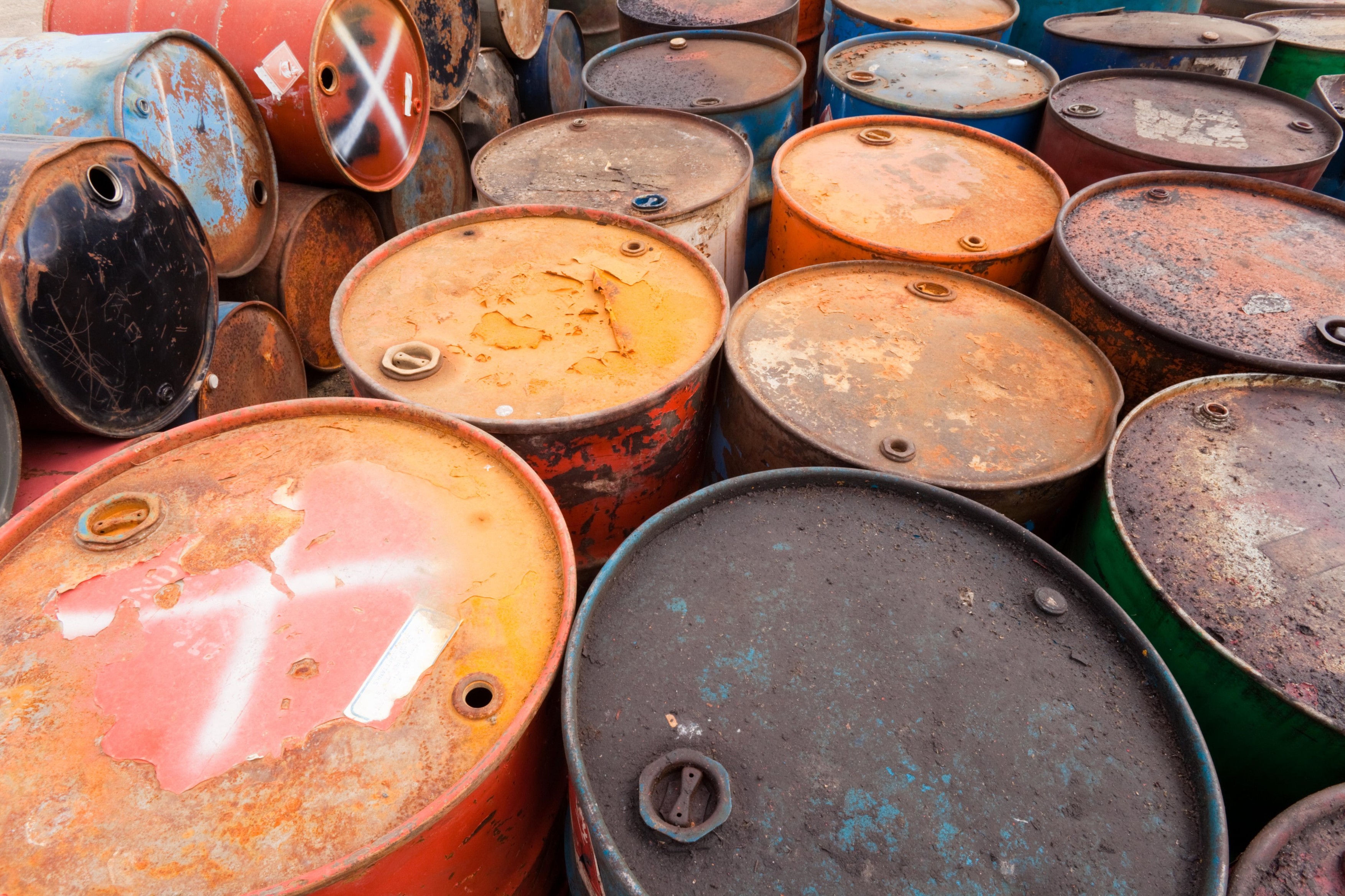 Šverc nafte Rows of rusty barrels, Image: 317146943, License: Royalty-free, Restrictions: , Model Release: no, Credit line: YAY Media AS / Alamy / Alamy / Profimedia