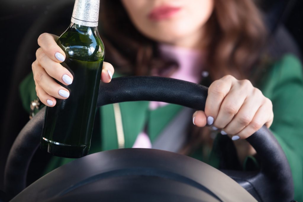 Alkohol, vožnja automobila, pijani vozač, flaša, automobil, ilustracija Foto: Profimedia.rs
