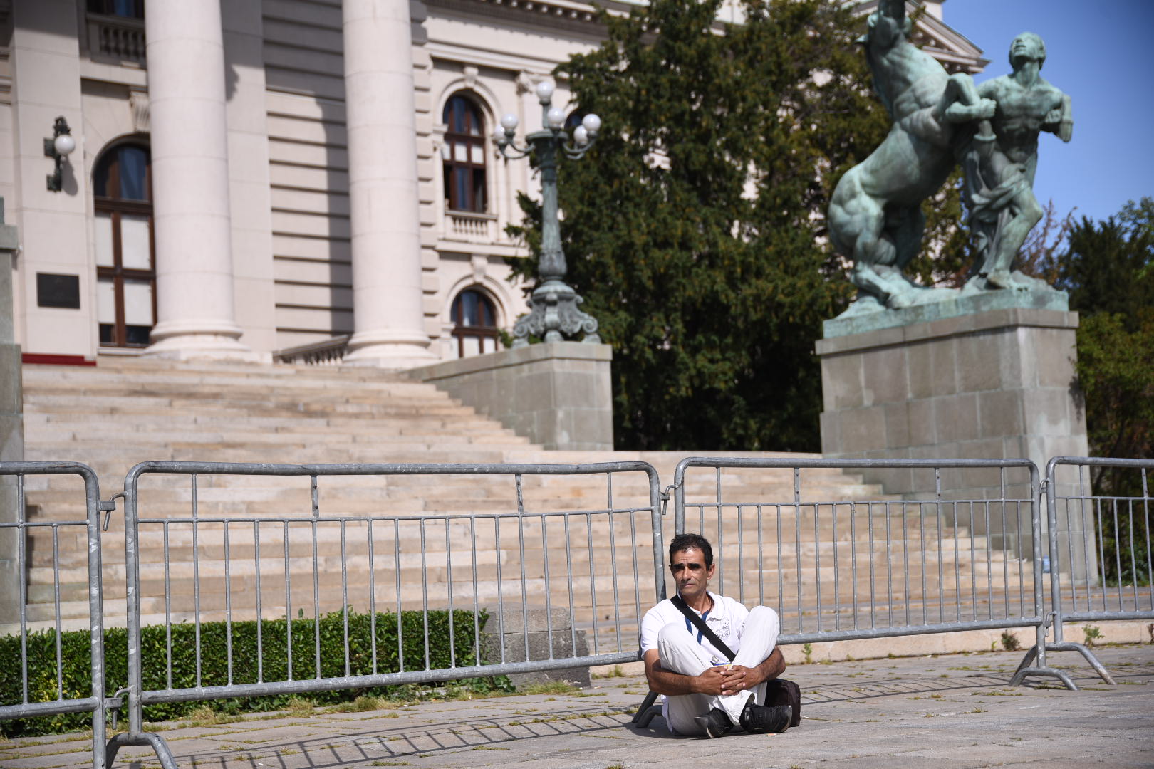 Potpredsednik Izvršnog odbora Romske partije Goran Stanojević započeo je štajk glađu ispred Skupštine Srbije