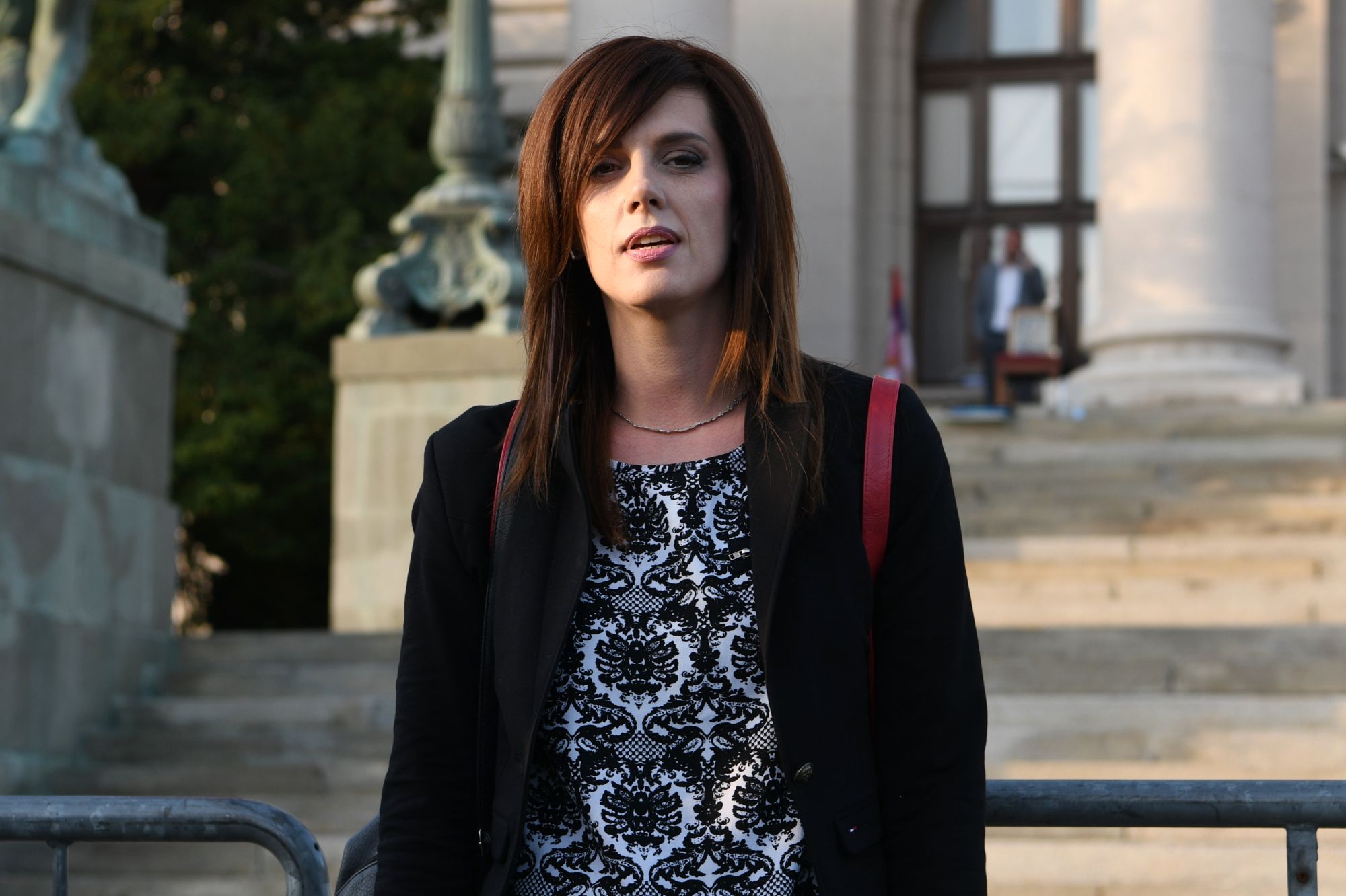 Beograd 12.05.2020. Paljenje diploma ispred Skupštine Srbije  Profesorka srpskog jezika iz Novog Sada, Ena Nedić spalila je u znak protesta svoju fakultetsku diplomu. Ispred Doma Narodne skupštine Foto:Filip Krainčanić/Nova.rs