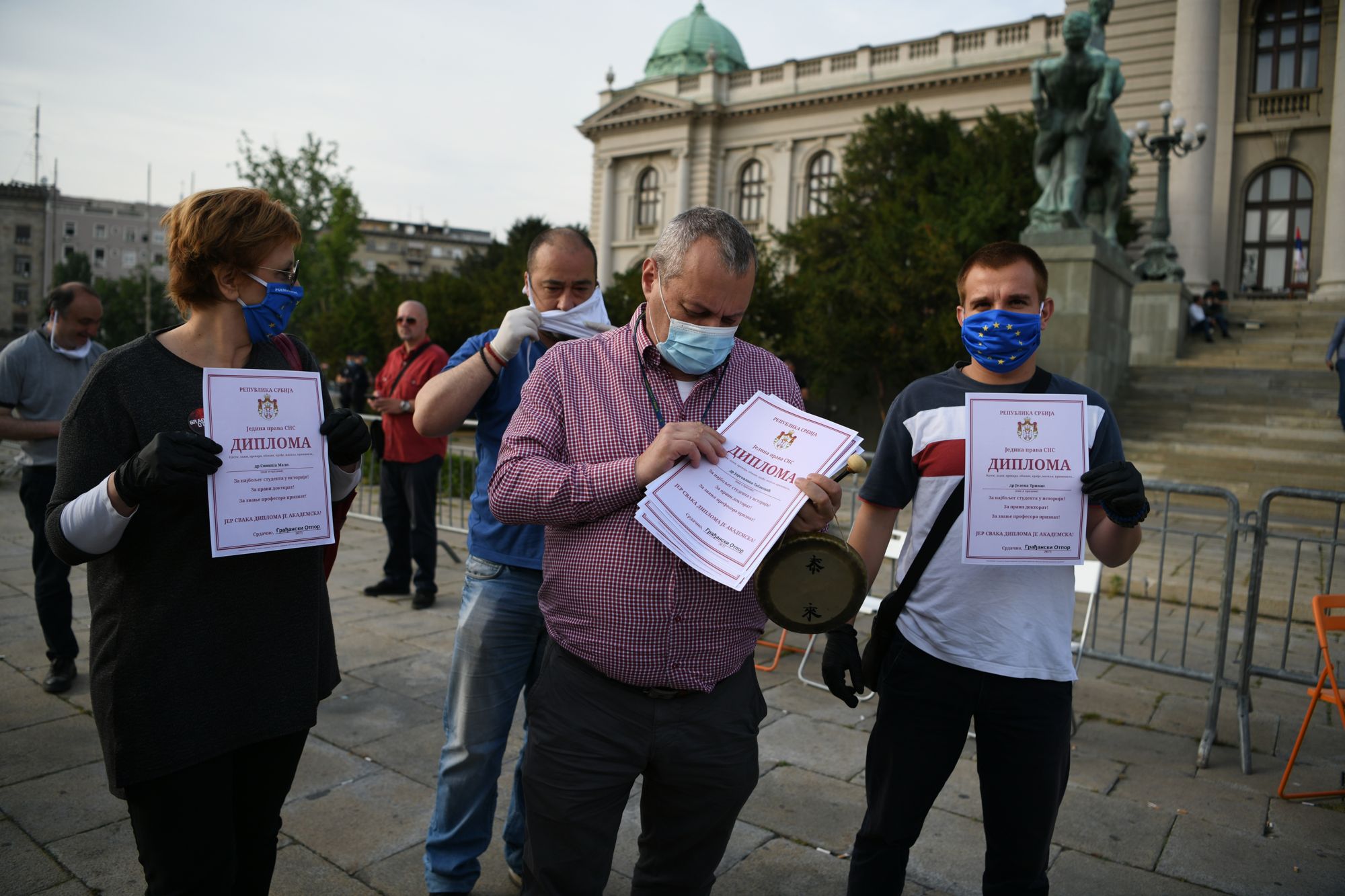 Beograd 15.05.2020. Srđan Marković, Skupstina Srbije, protest, spaljivanje diploma performas Foto:Filip Krainčanić