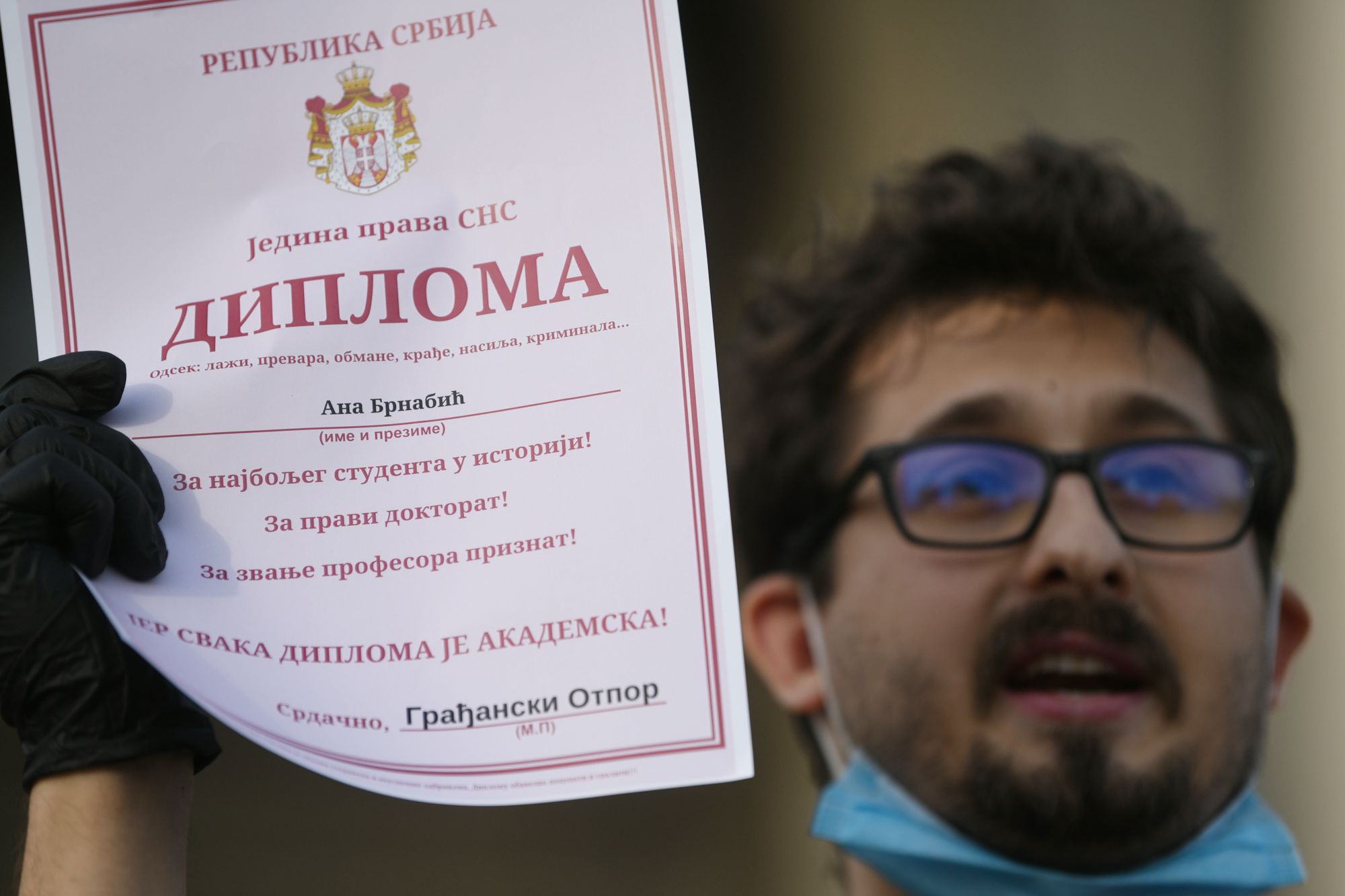 Beograd 15.05.2020. Srđan Marković, Skupstina Srbije, protest, spaljivanje diploma performas Foto:Filip Krainčanić