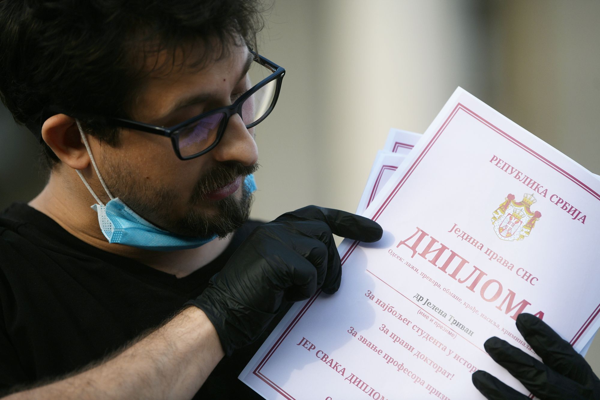 Beograd 15.05.2020. Srđan Marković, Skupstina Srbije, protest, spaljivanje diploma performas Foto:Filip Krainčanić