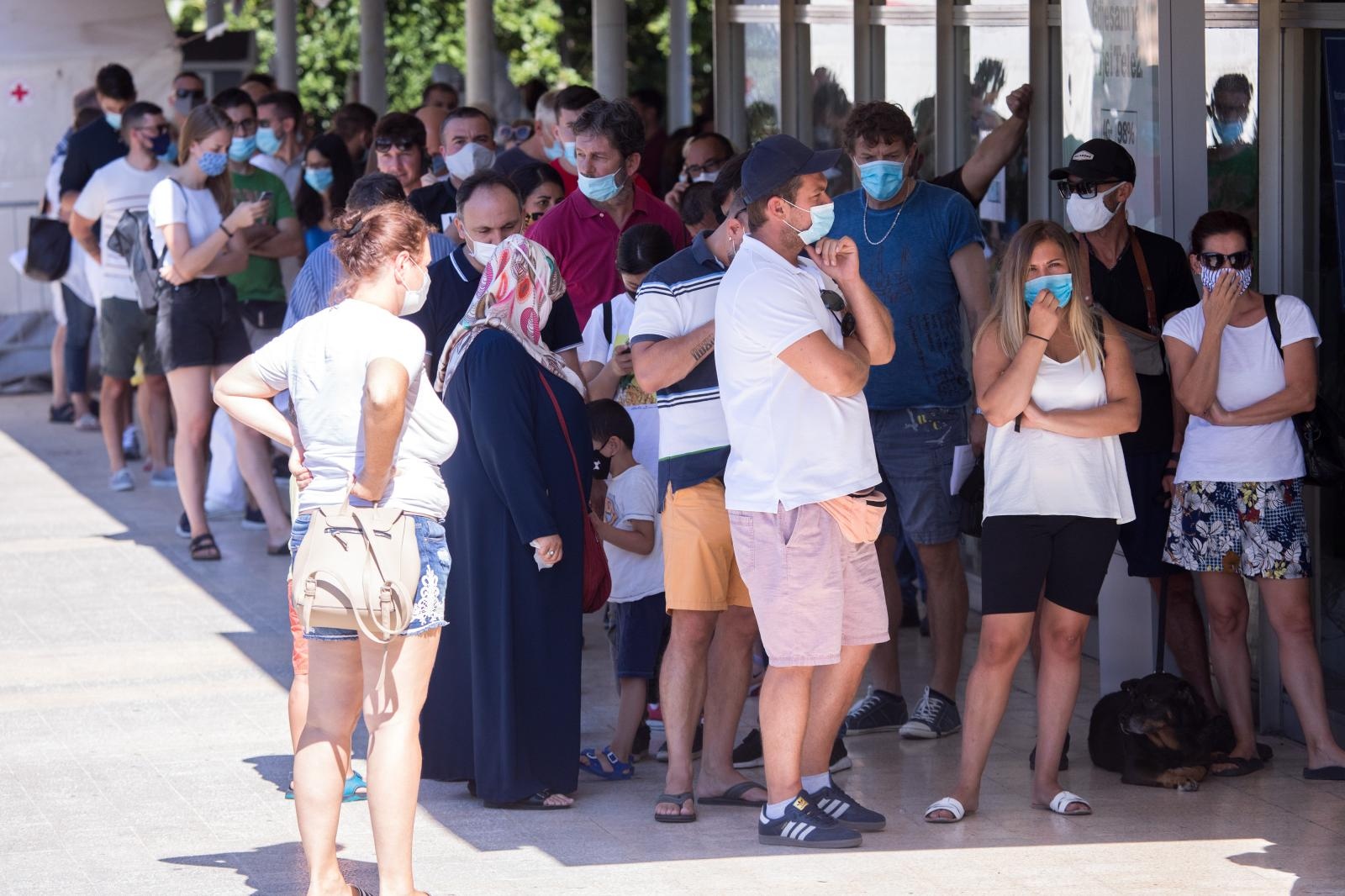 Rijeka: Veliki broj turista čeka u redu kako bi se testirali na koronavirus