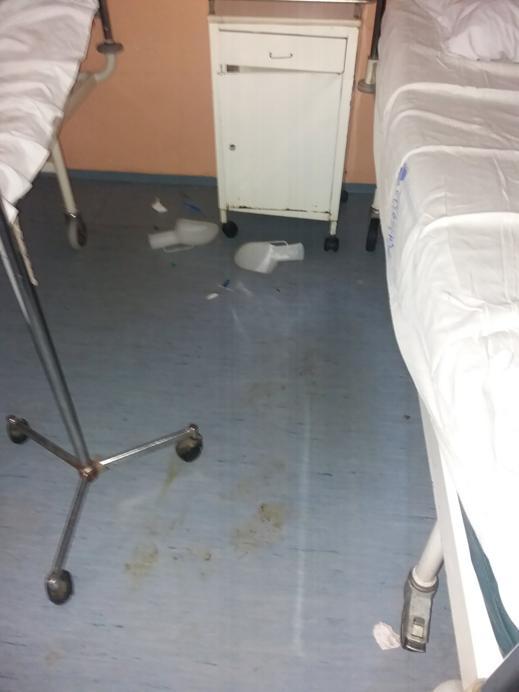 Kraljevo: Prljavština u Kovid sobama u bolnici