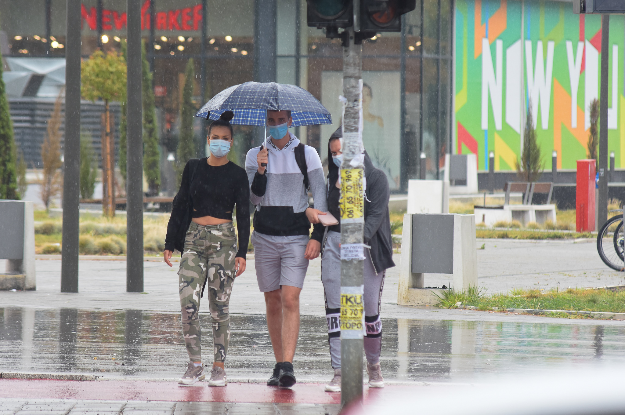 Novi Sad 17.07.2020 Virus korona, nove mere Vlade Srbije obavezno nošenje maski na otvorenom i u zatvorenom prostoru, koronavirus, kiša Foto: Nenad Mihajlović