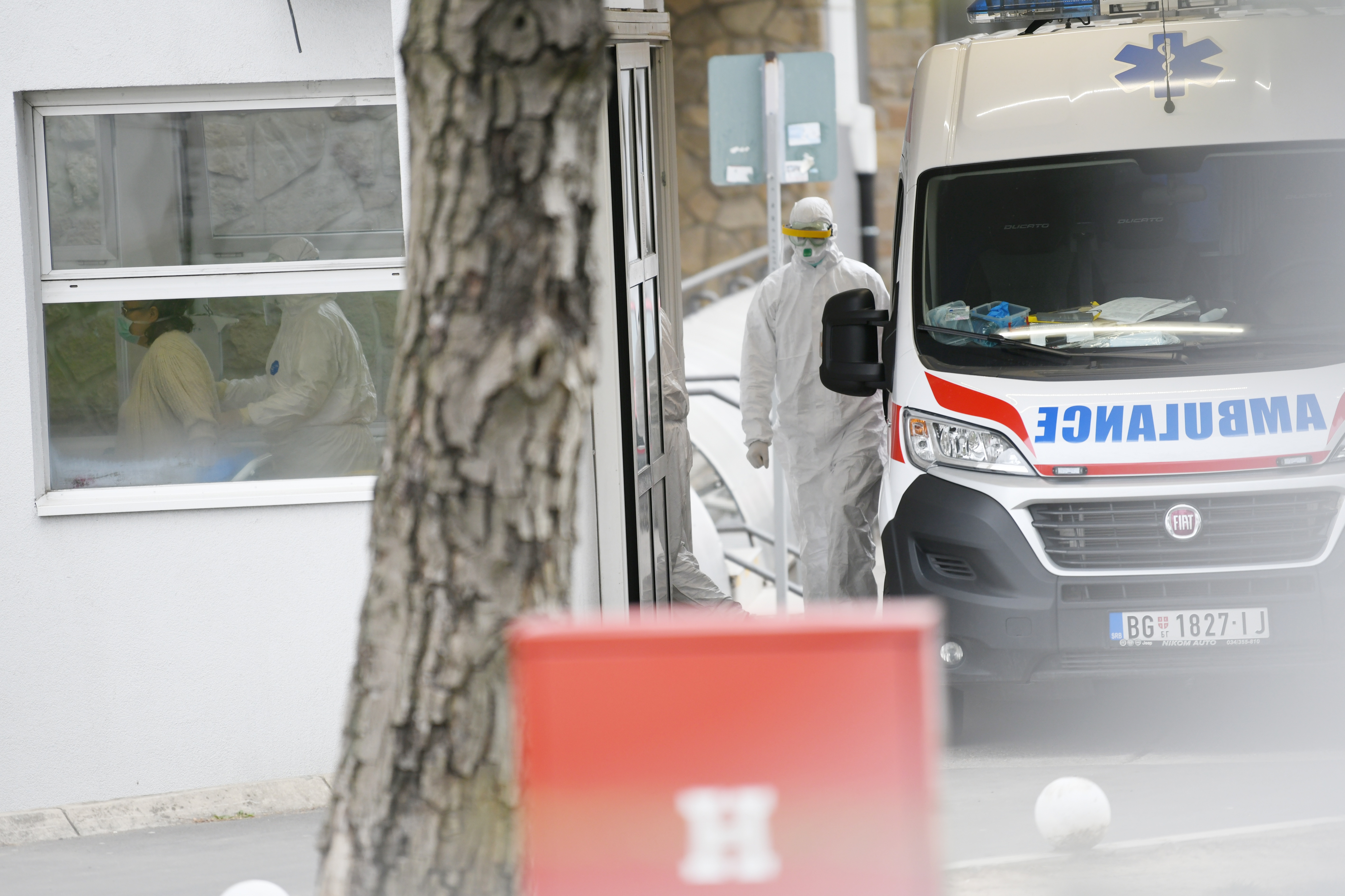 Beograd, 31.03.2020. Kliničko bolnički centar Dr Dragiša Mišović, Dedinje, bolnica, koronavirus, hitna pomoć, medicinsko osoblje, pacijent, skafander Foto: Vesna Lalić/Nova.rs
