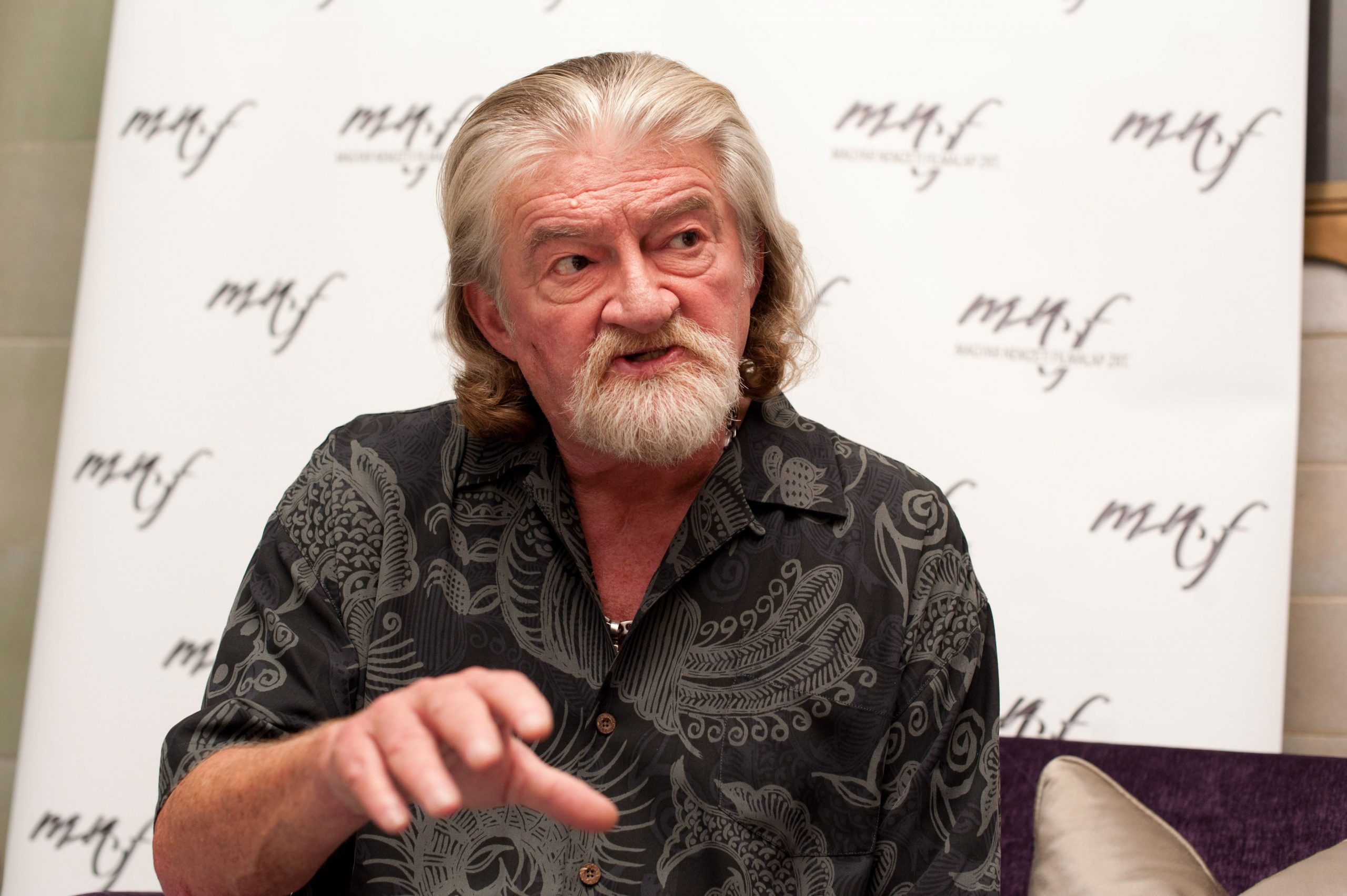 epa03423294 Hungarian-born US screenwriter Joe Eszterhas speaks during a press conference prior his screenwriting workshop at the Four Seasons Hotel in Budapest, Hungary, 06 October 2012.  EPA/BEA KALLOS HUNGARY OUT