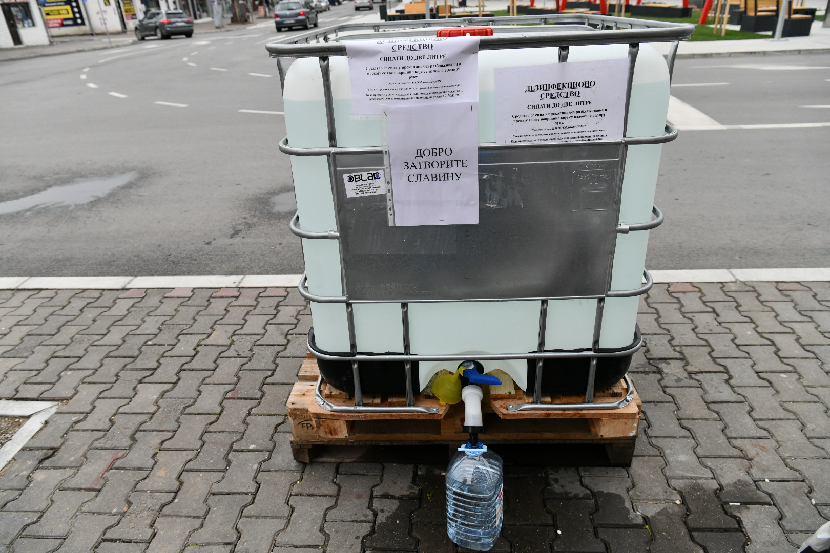Šabac 26.03.2020 dezinfekciono sredstvo koje je opstina Sabac obezbedila svojim sugradjanima, dezinfekcija, tocenje, Foto: Vladislav Mitić/Nova.rs