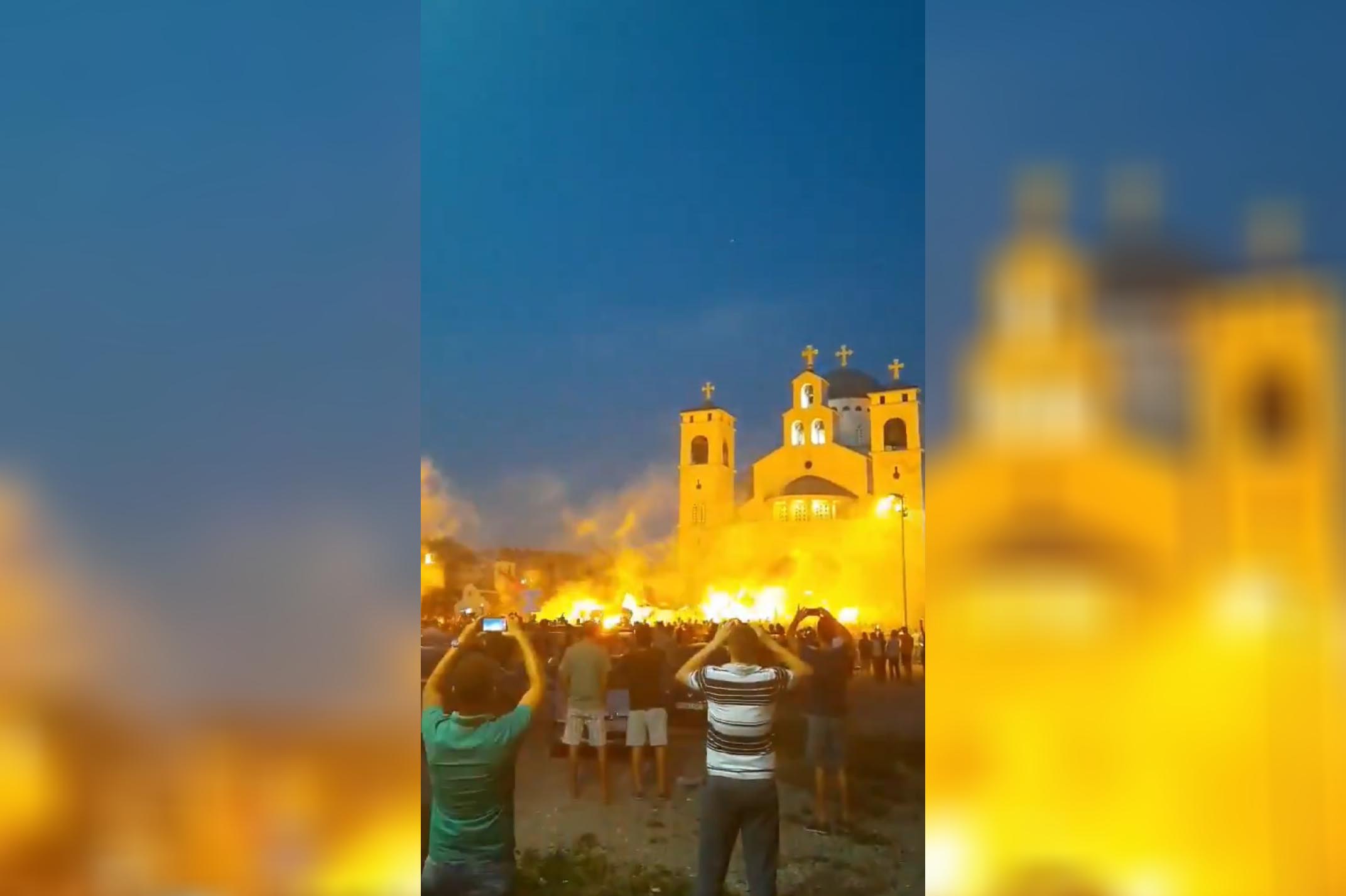 Podgorica, baklje, crkva, hram Foto: Printscreen/Twitter/Небојша Раичковић/@Neboysa_Lkvnjk
