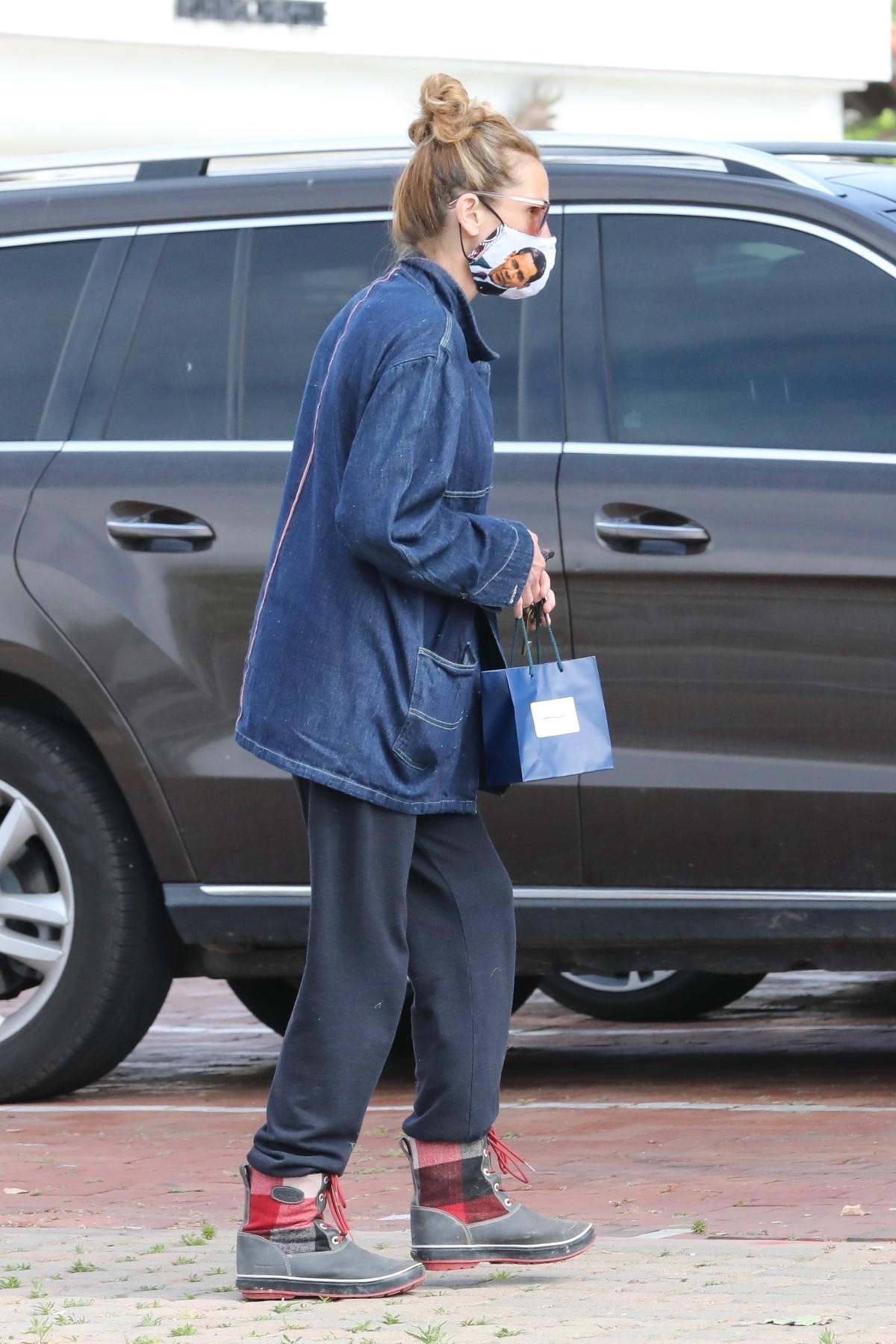 *EXCLUSIVE* Malibu, CA  - Actress Julia Roberts wears a personalized 'Barack Obama' face mask while shopping at the Malibu Country Mart.