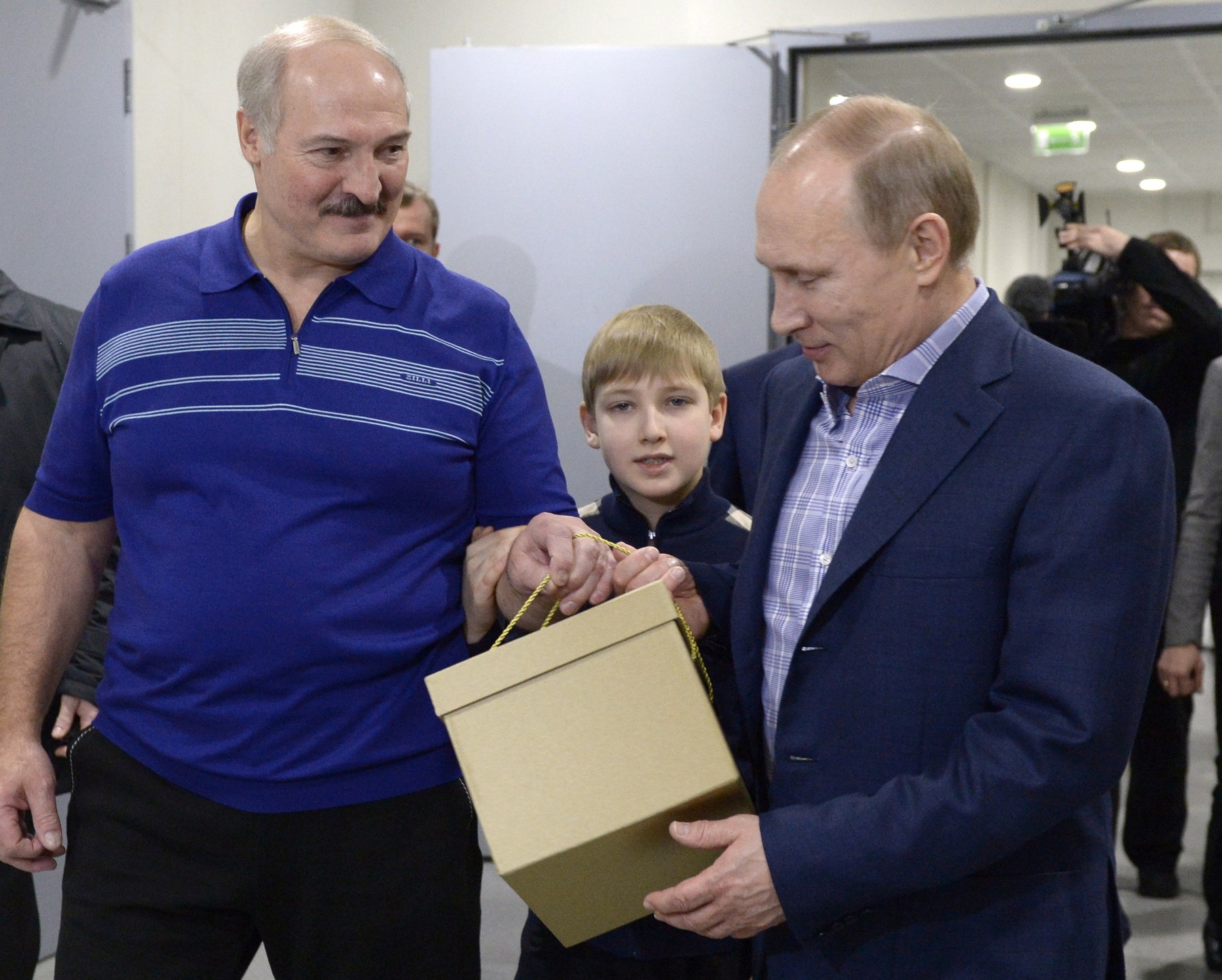 Putin takes part in hockey friendly
