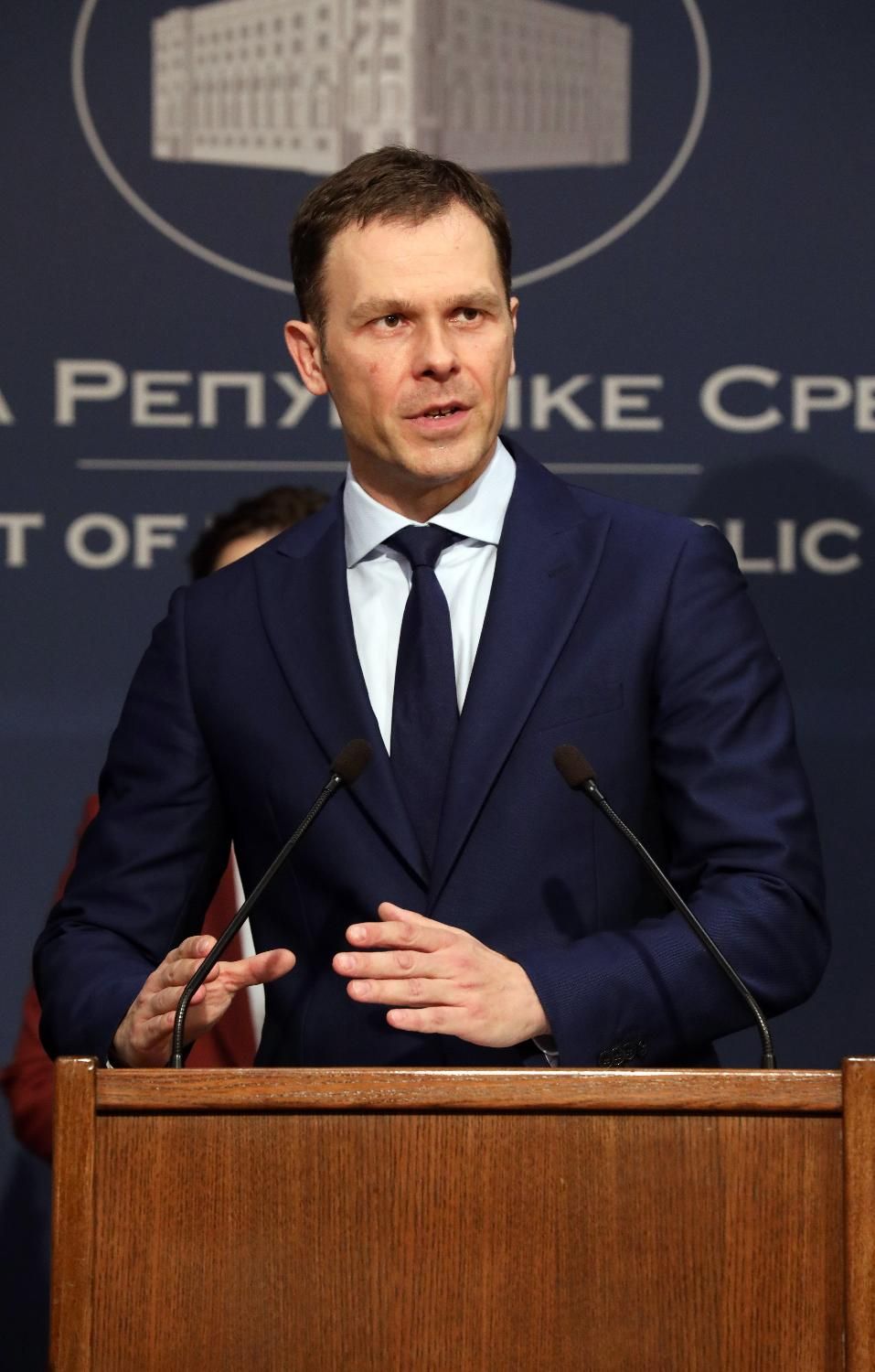 Mesto: Beograd
Datum: 12.03.2020
Dogadjaj: POLITIKA - konferencija za novinare premijerke Srbije Ane Brnabić, ministra finansija Siniše Malog i predsednika PKS Marka Čadeža o ekonomskim merama Vlade u vezi sa korona virusom  
Licnosti: Siniša Mali