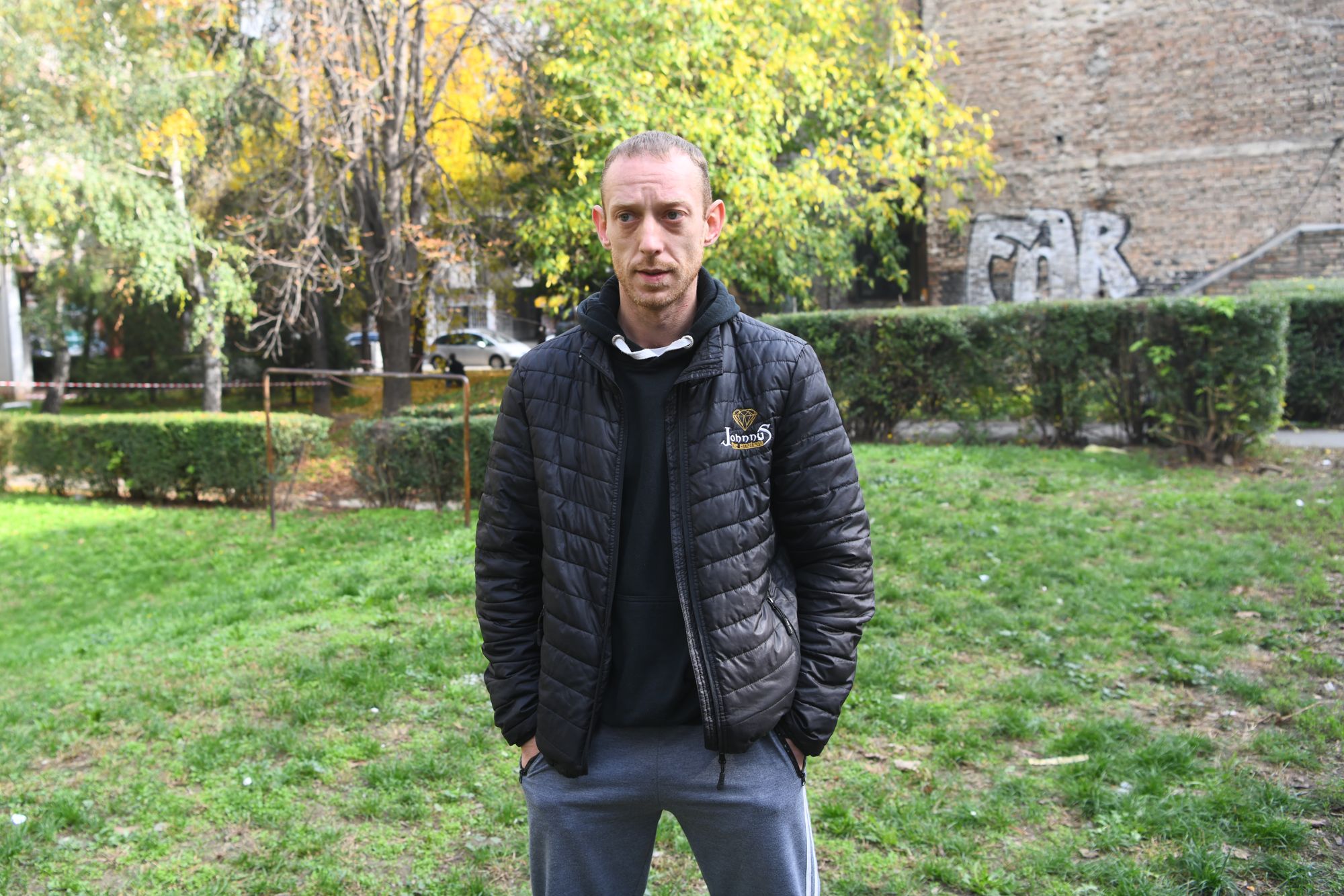 28.10.2020 Jedan od spasilaca devojke, spasilac, heroj, požar na dorcolu Danas oko 13 časova izbio je požar u stambenoj zgradi na Dorćolu, u Ulici Visokog Stevana, Vatrogasci, hronika, pozar, intervencija, vatrogasno vozilo, dan posle pozara