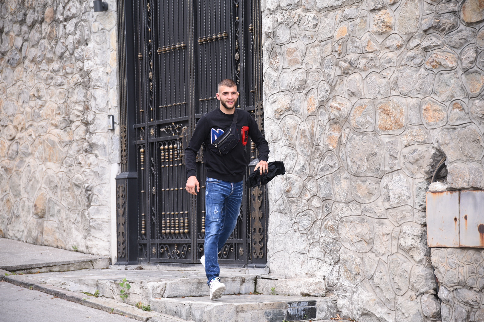 Beograd, 03.06.2020. Veljko Ražnatović izlazi iz Cecine kuće i odlazi u porodilište Foto: Dragan Mujan/Nova.rs