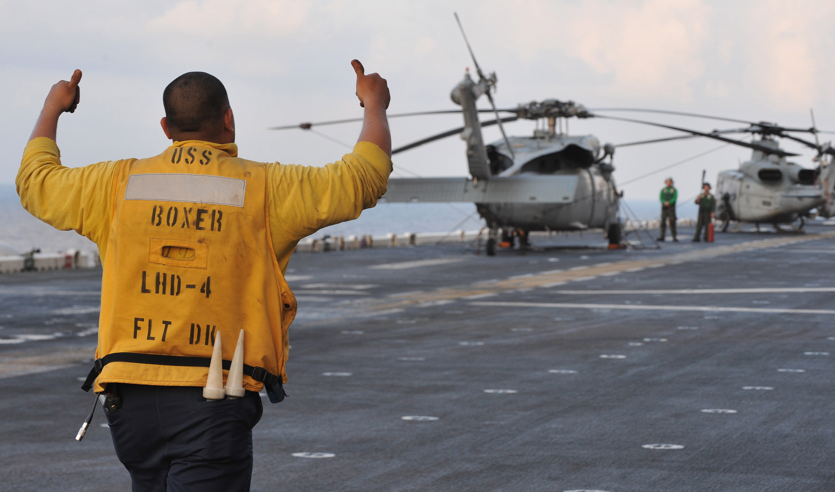 Somalija A US Navy deck crew member on board the USS Boxer gestures to fellow crew