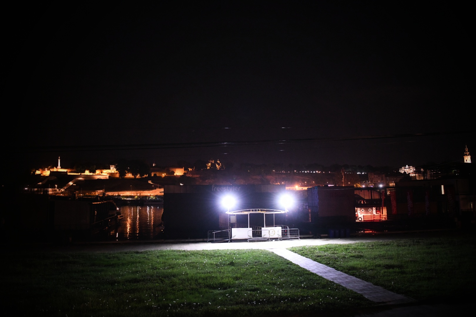 Beograd 04.07.2020. Noć u Beogradu, kafana, kafane, restoran, restorani, kafić, kafići, klubovi, klub, splavovi, koronavirus Foto: Vesna Lalić/Nova.rs