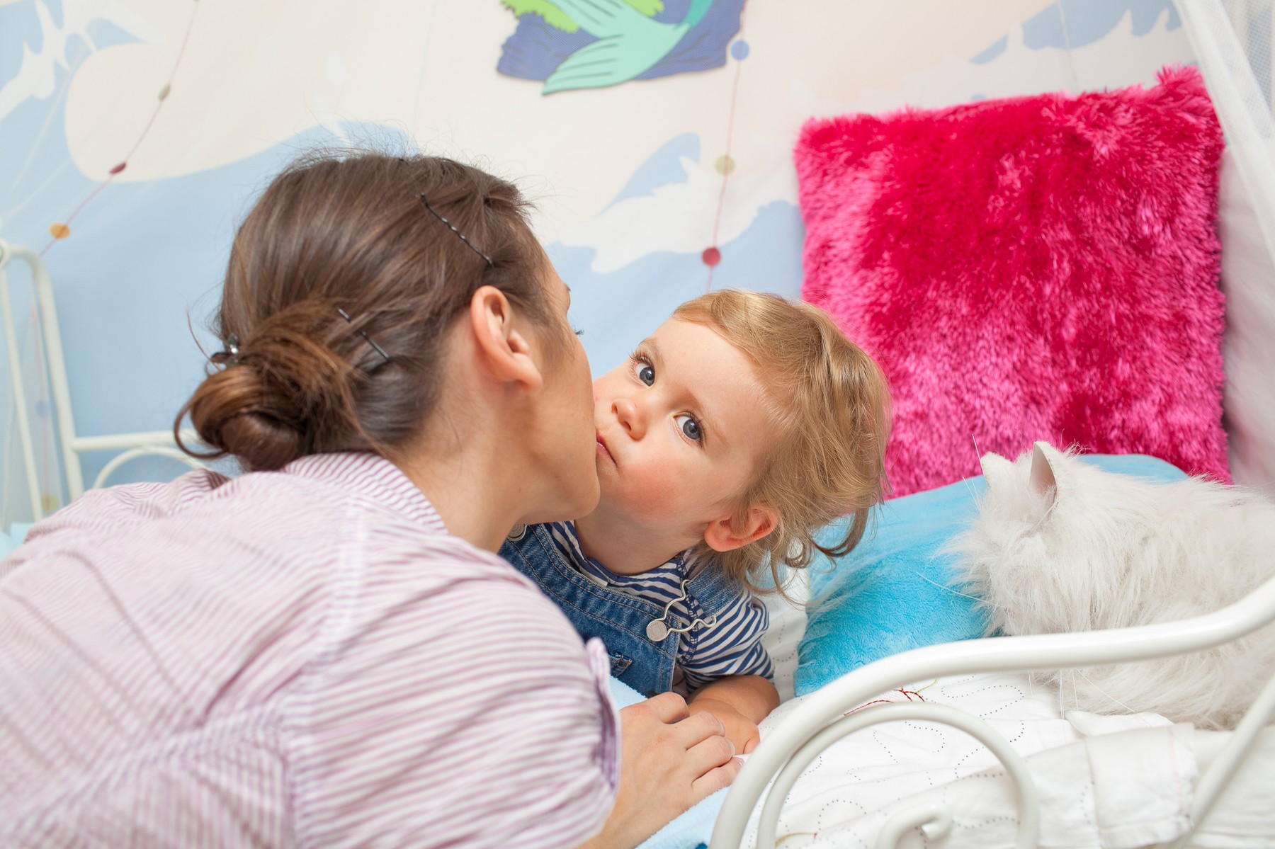 A woman putting her child to sleep.,Image: 200530331, License: Rights-managed, Restrictions: , Model Release: yes, Credit line: - / BE&amp;W / Profimedia