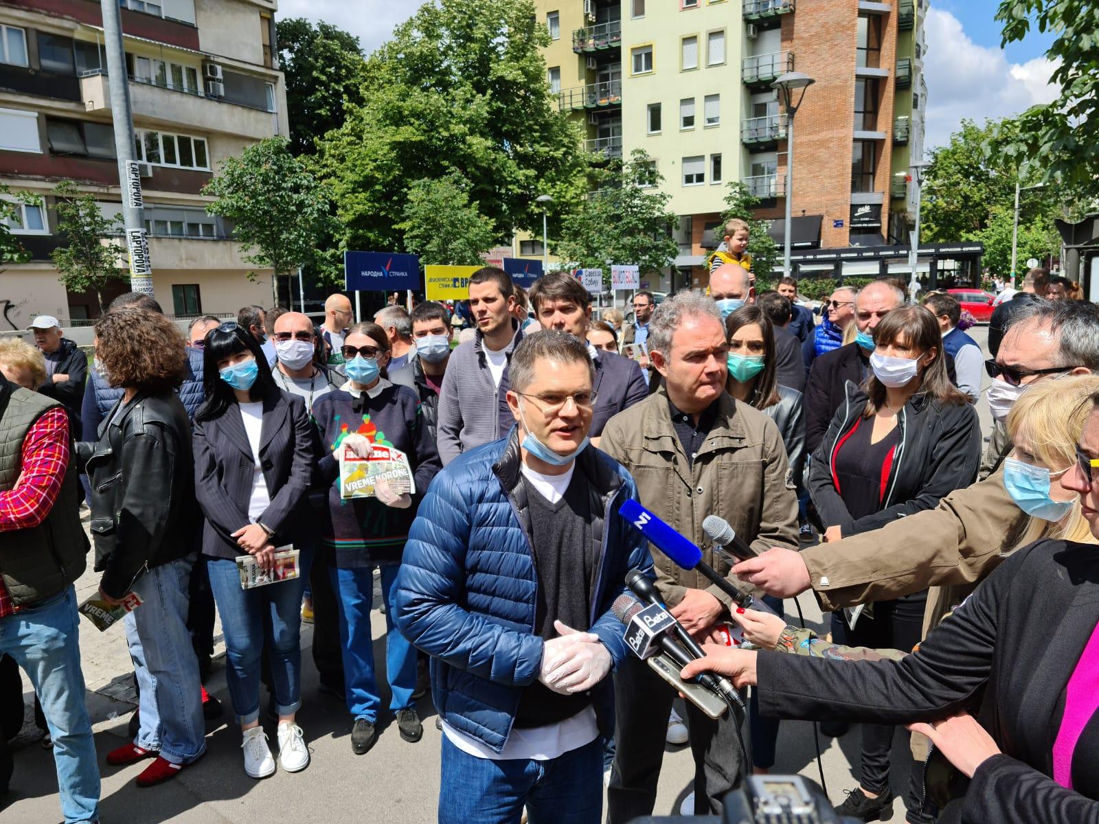Beograd, 31.5.2020. - Predsednici Narodne i Demokratske stranke Vuk Jeremic i Zoran Lutovac razgovarali su sa gradjanima o razlozima za bojkot predstojecih izbora kod Kalenic pijace.   
(BETAPHOTO/NARODNA STRANKA/EV)