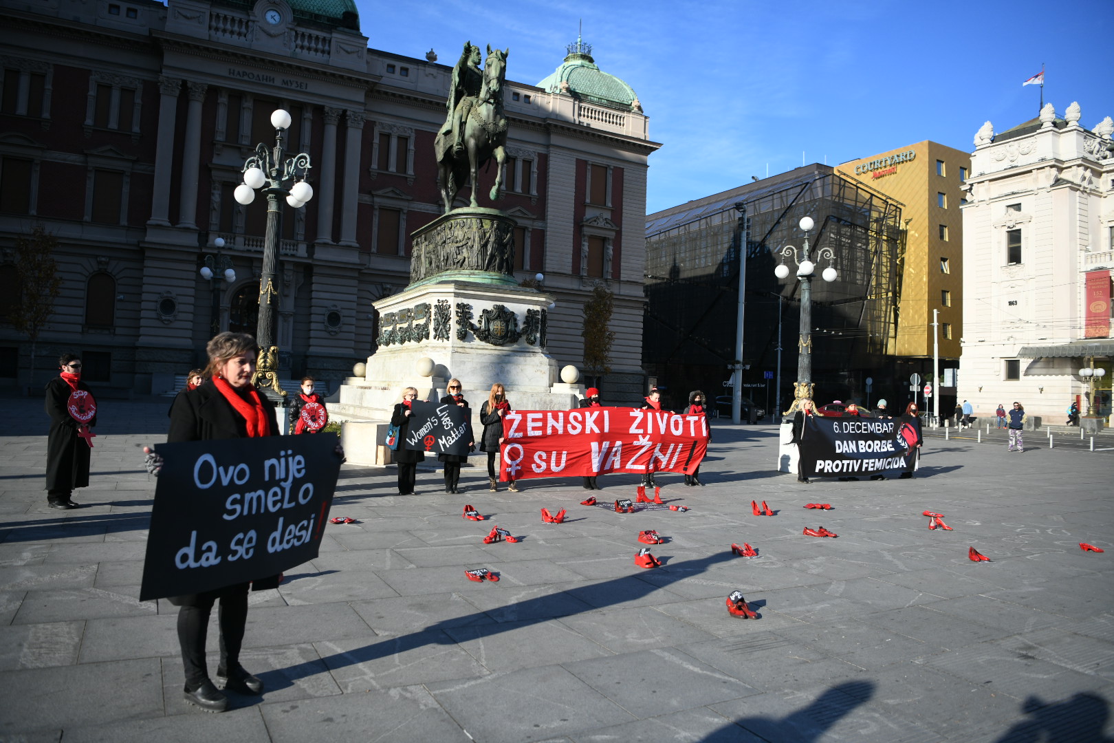 Beograd 06. decembar 2020. Protest  Zenski zivoti su vazni u organizaciji Autonomnog zenskog centra i Zena u crnom na Trgu republike Foto:Vesna Lalić/Nova.rs
