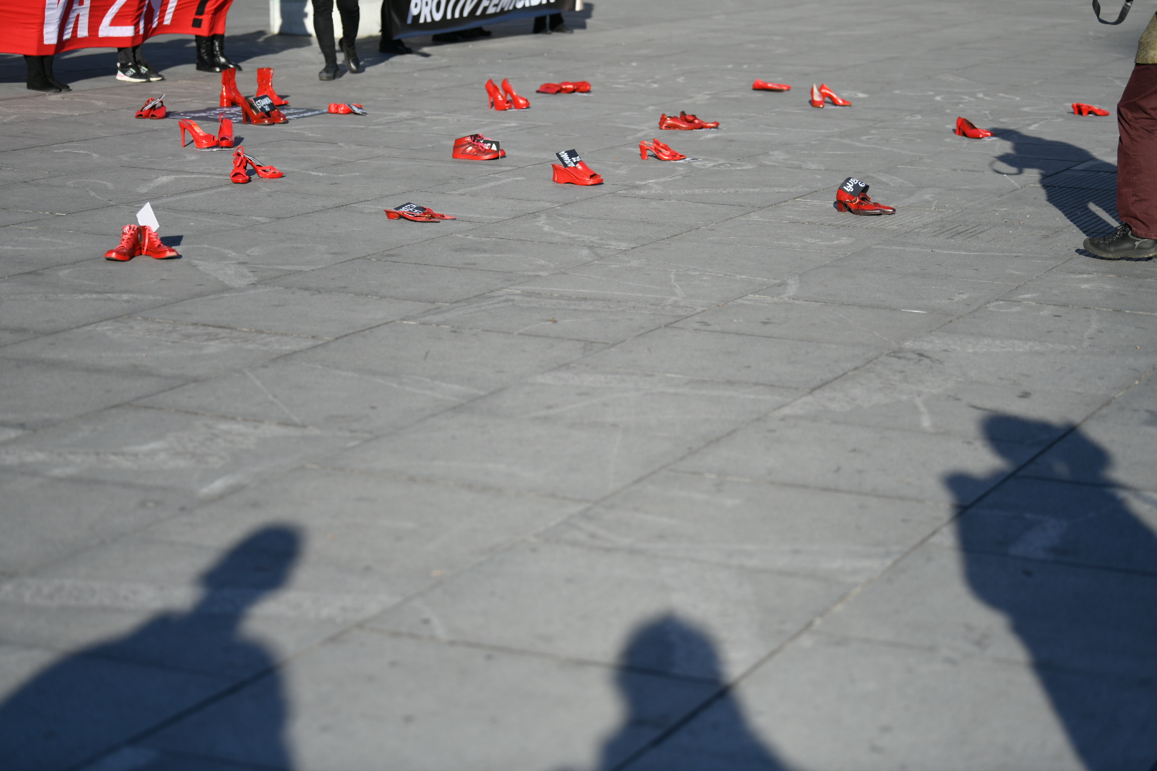 Beograd 06. decembar 2020. Protest  Zenski zivoti su vazni u organizaciji Autonomnog zenskog centra i Zena u crnom na Trgu republike Foto:Vesna Lalić/Nova.rs