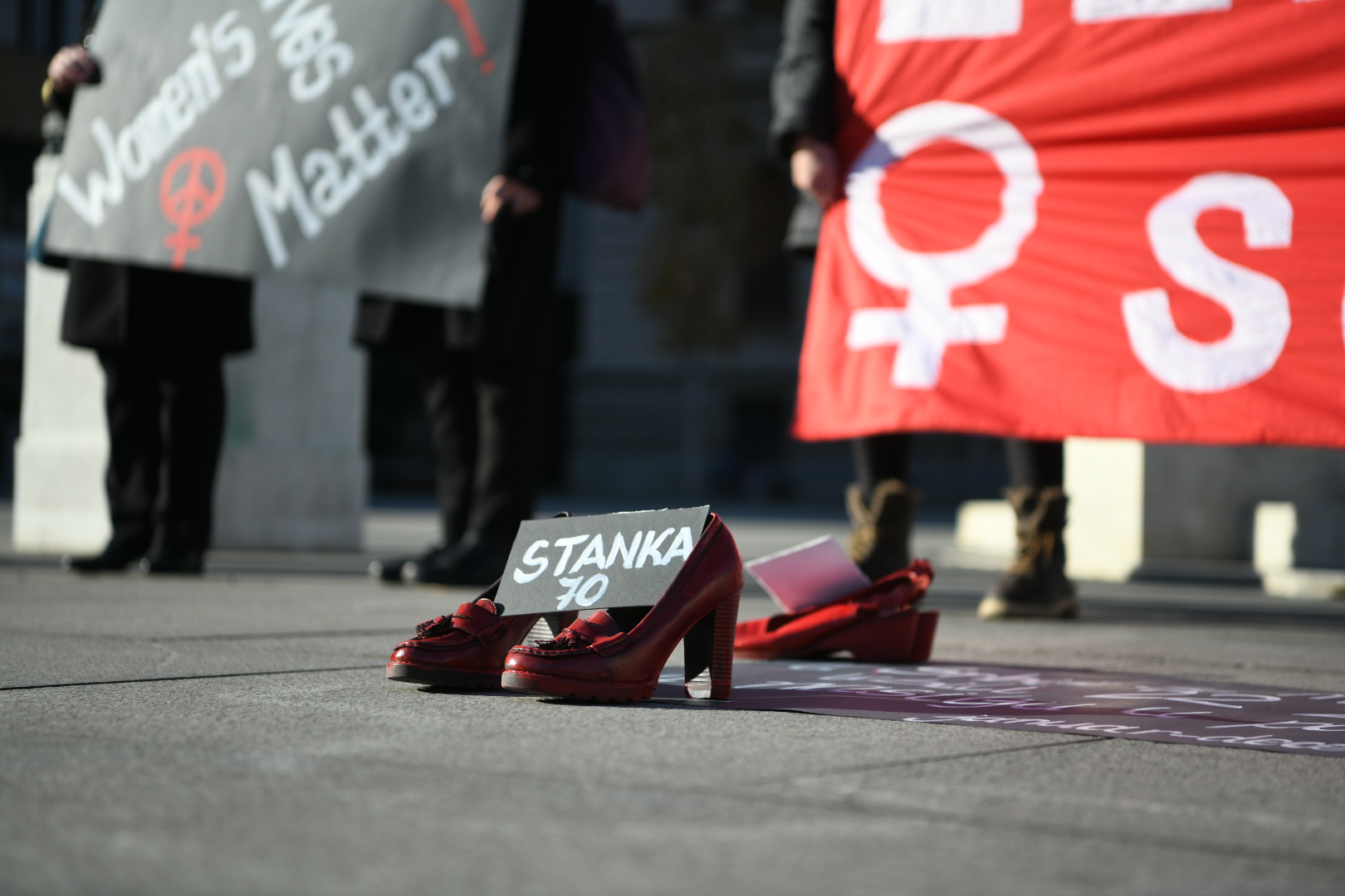 Beograd 06. decembar 2020. Protest  Zenski zivoti su vazni u organizaciji Autonomnog zenskog centra i Zena u crnom na Trgu republike Foto:Vesna Lalić/Nova.rs