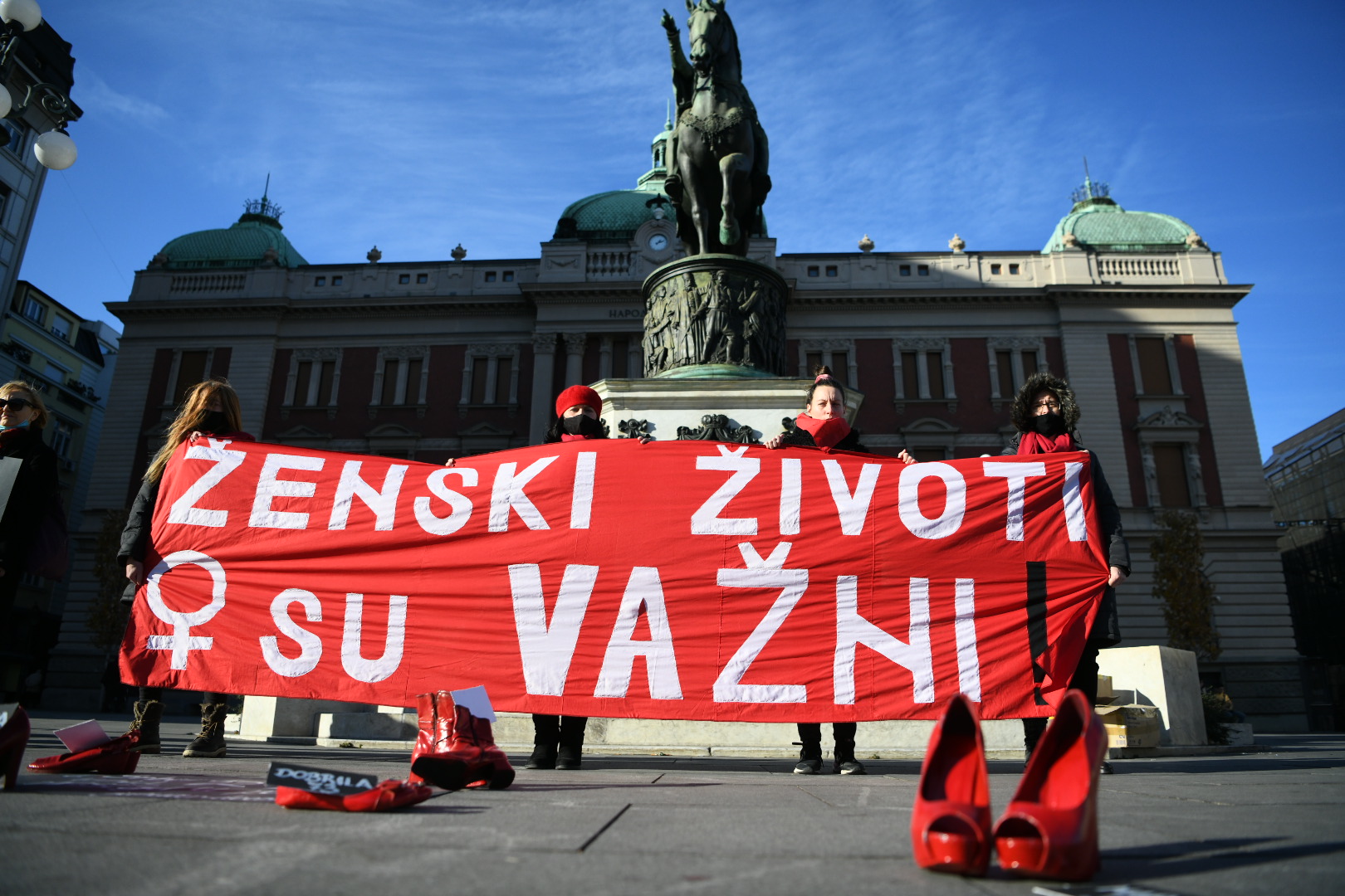 Beograd 06. decembar 2020. Protest  Zenski zivoti su vazni u organizaciji Autonomnog zenskog centra i Zena u crnom na Trgu republike Foto:Vesna Lalić/Nova.rs