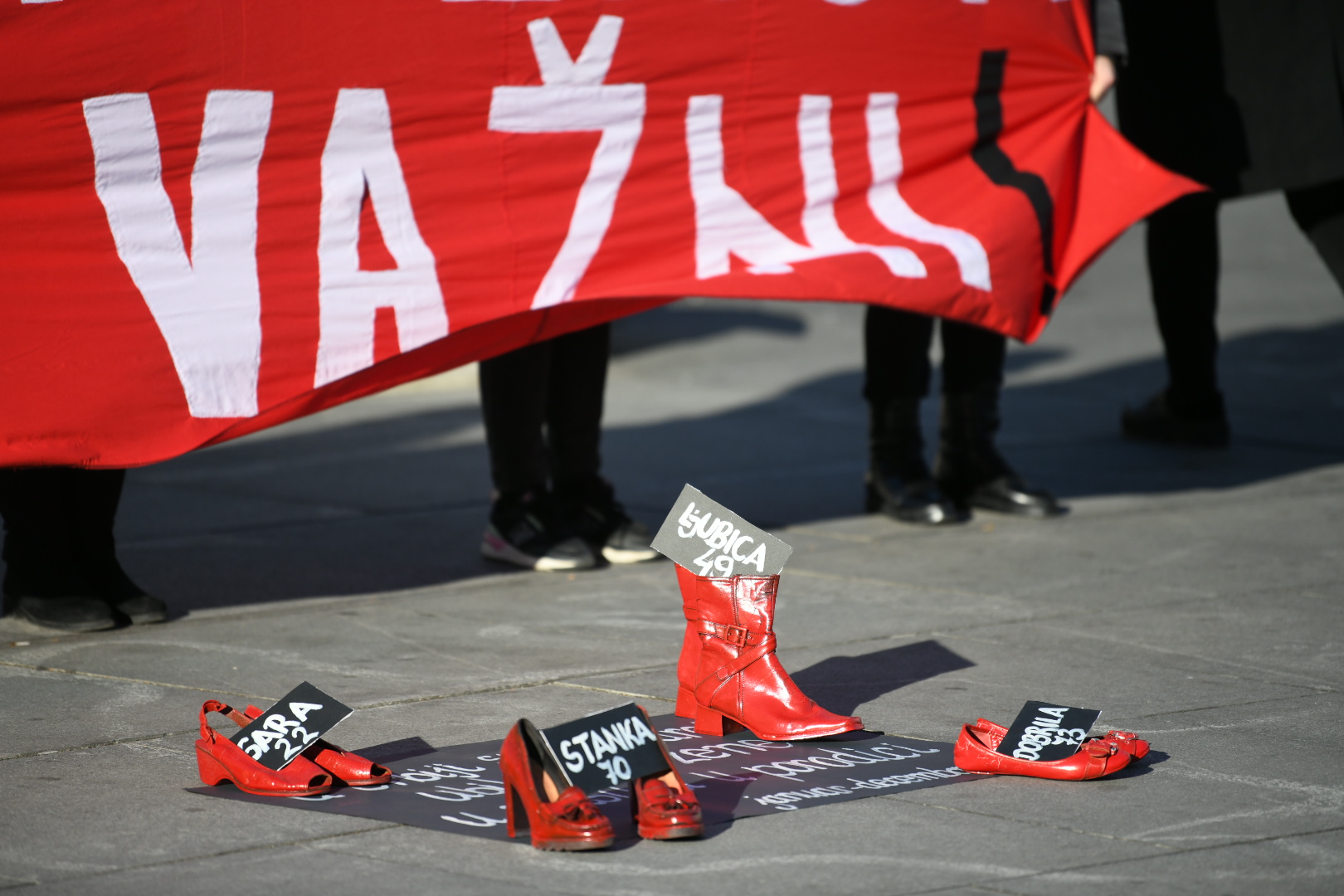 Beograd 06. decembar 2020. Protest  Zenski zivoti su vazni u organizaciji Autonomnog zenskog centra i Zena u crnom na Trgu republike Foto:Vesna Lalić/Nova.rs