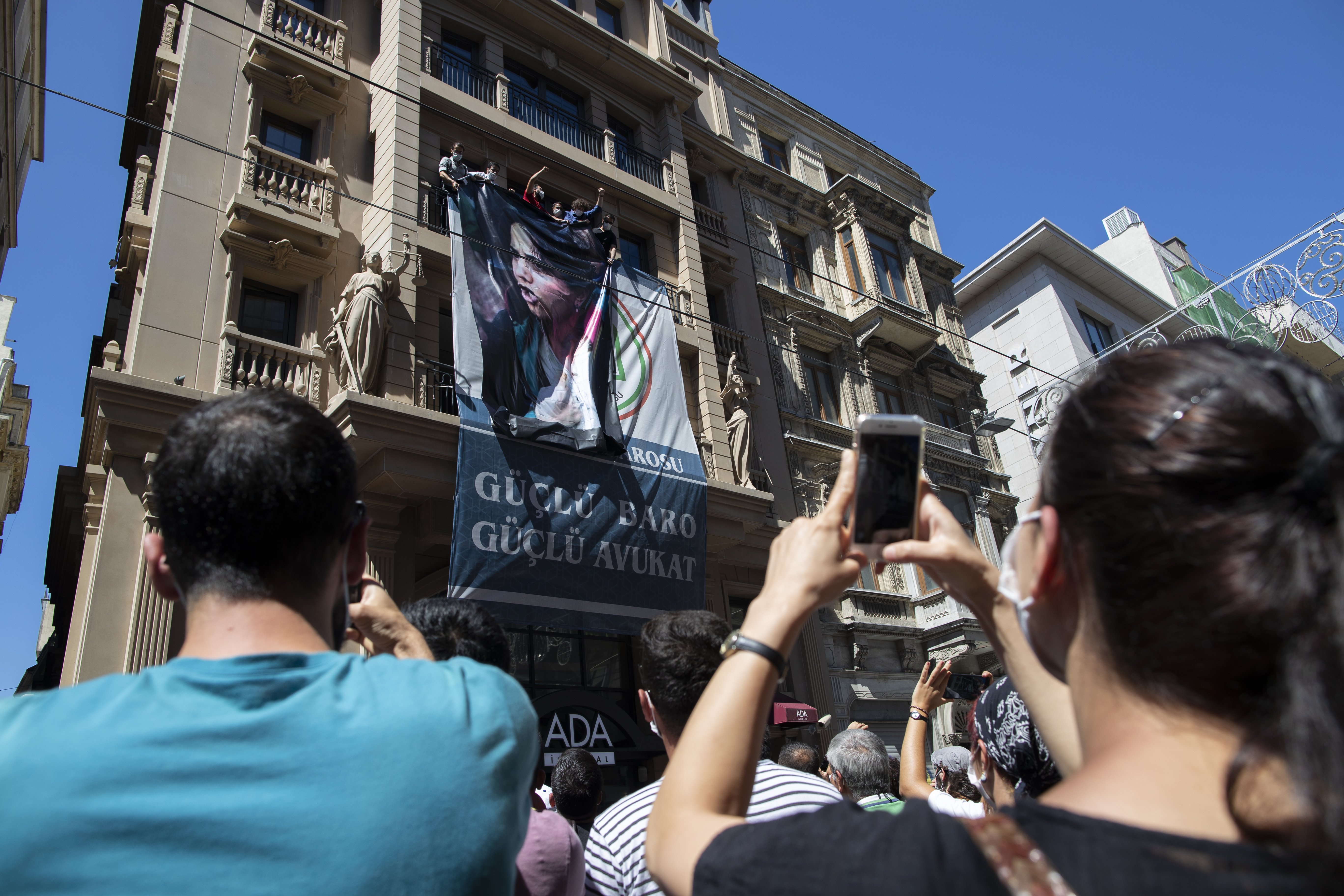 Turkish lawyers protest government in Istanbul